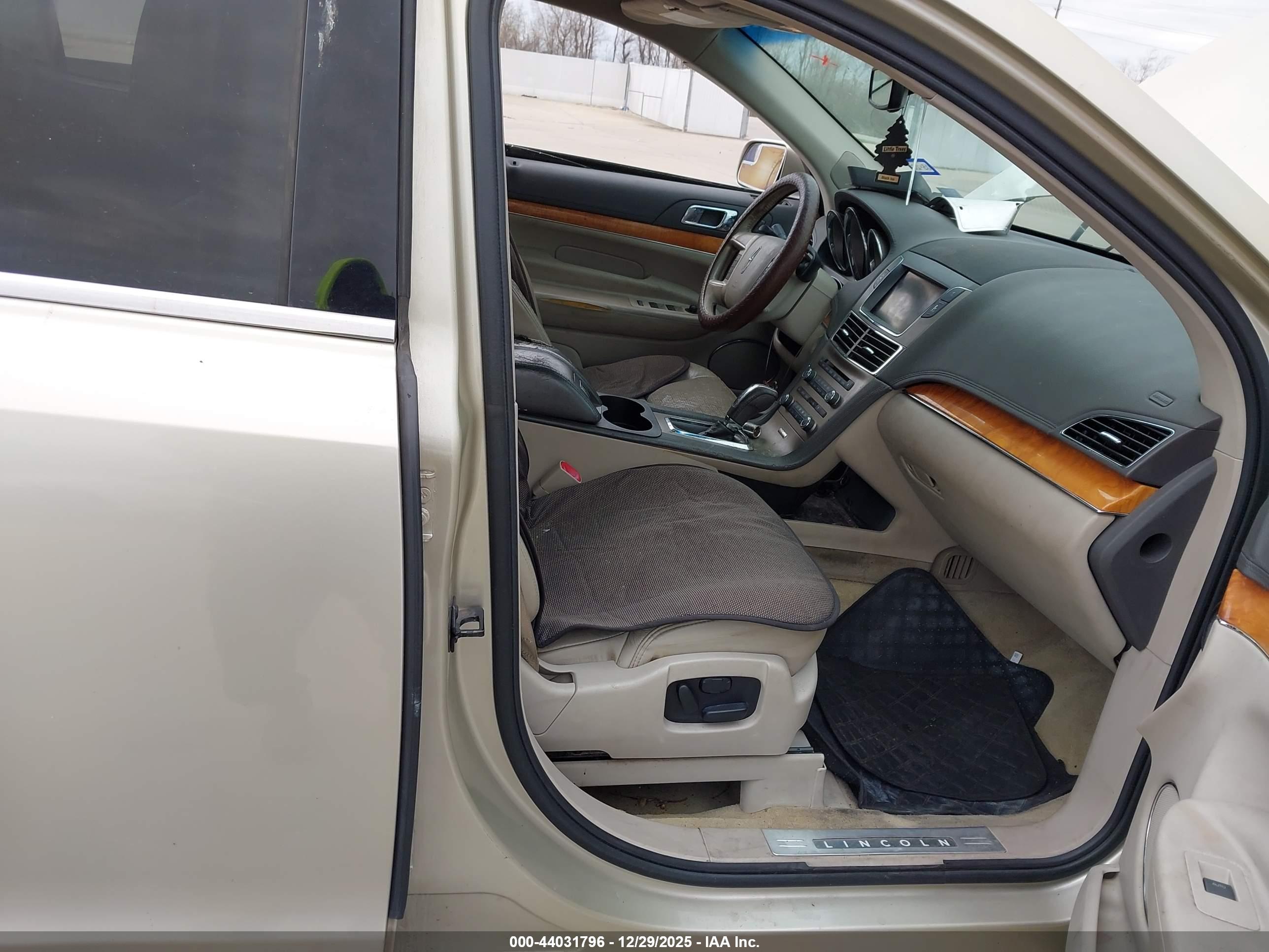 LINCOLN MKT image 5