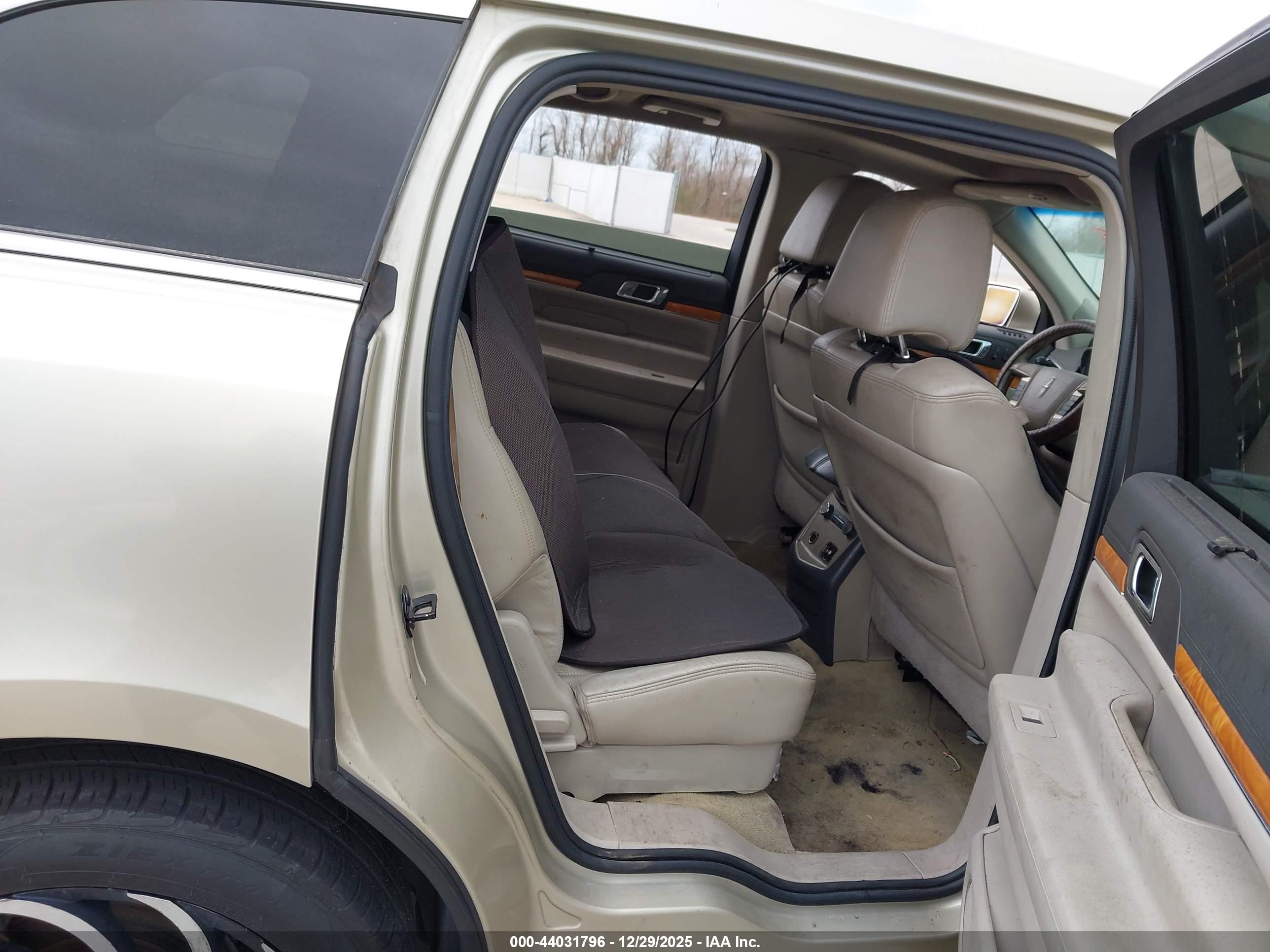 LINCOLN MKT image 8