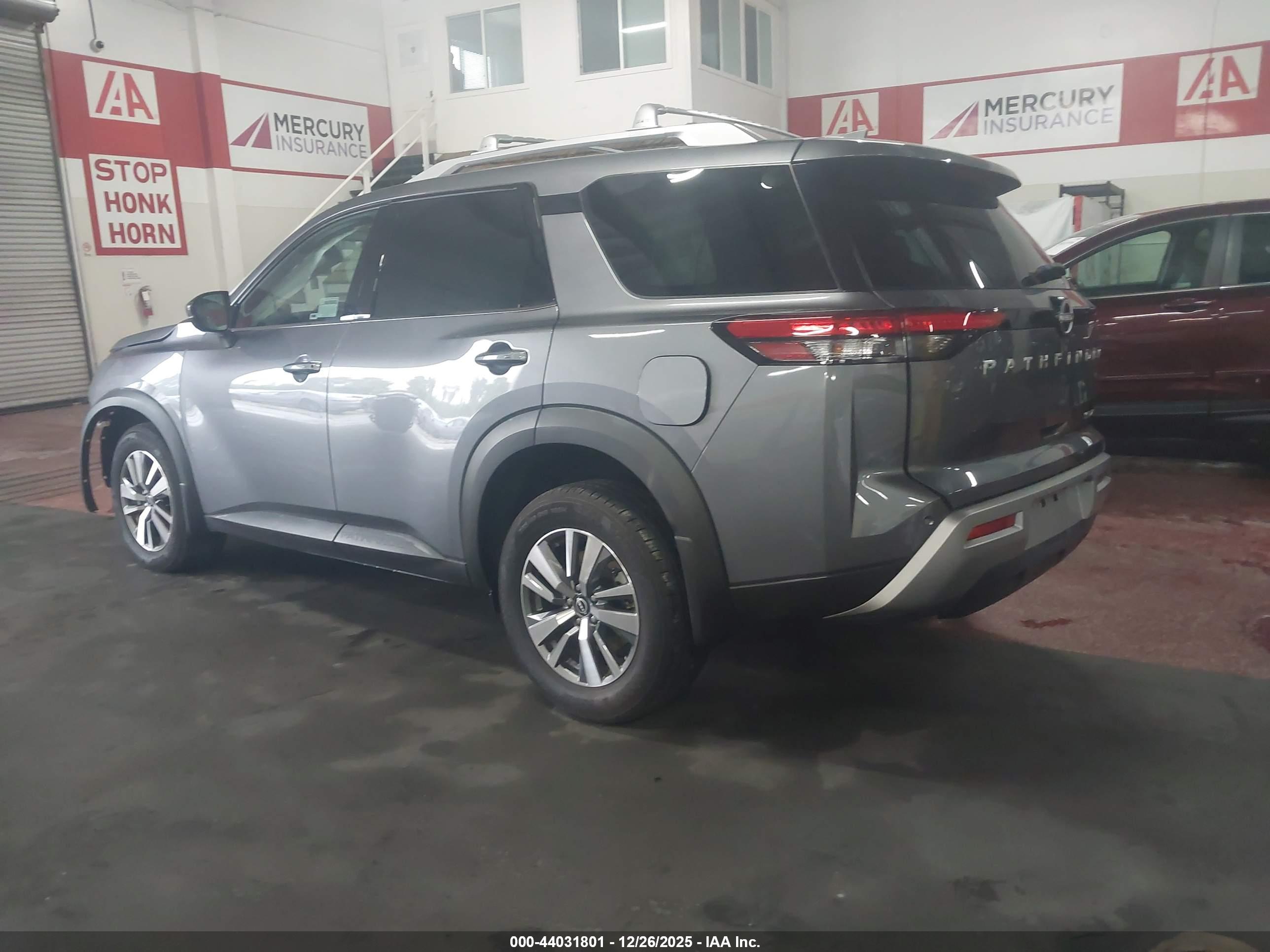 NISSAN PATHFINDER image 3