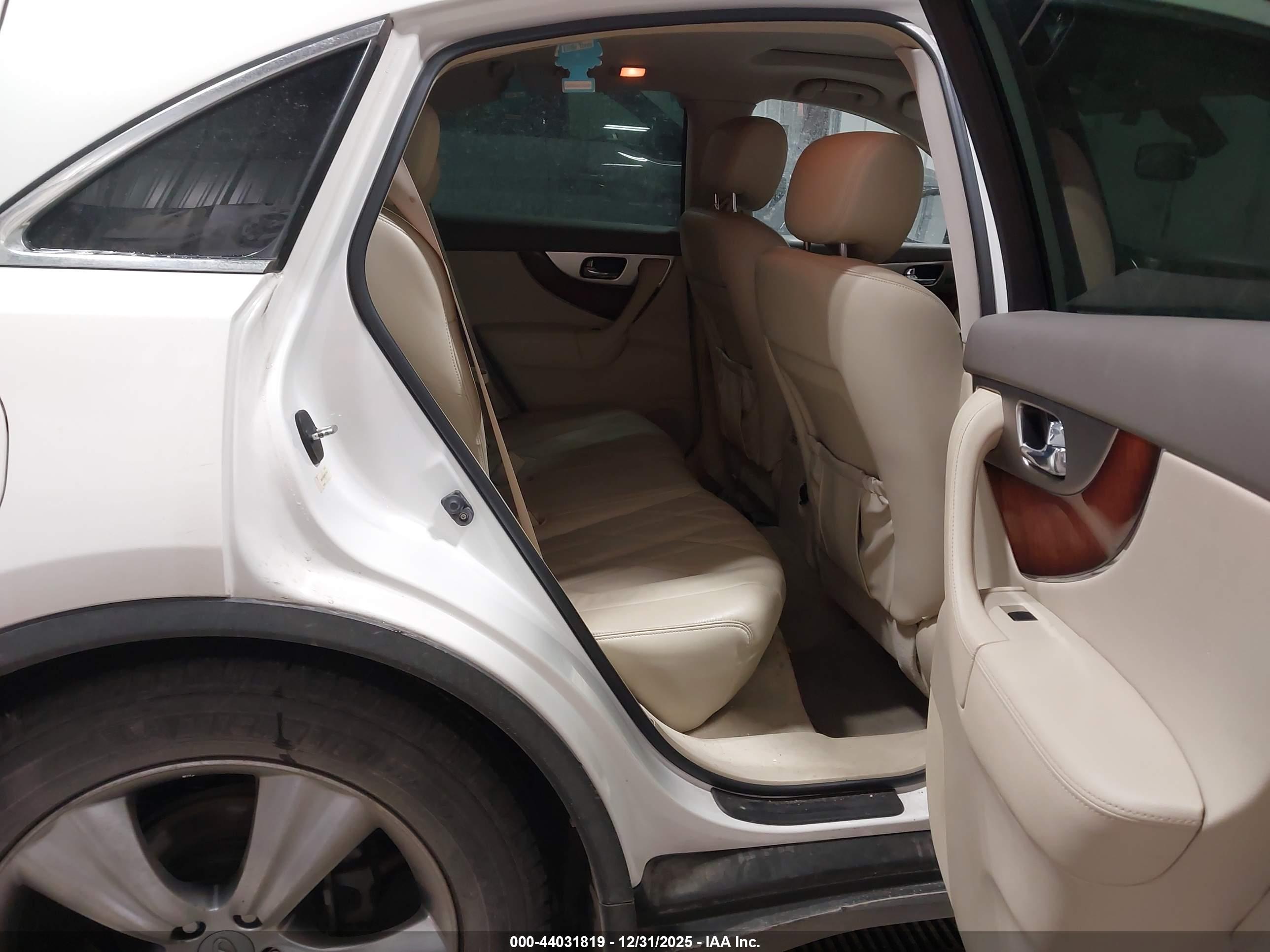 INFINITI FX35 image 8