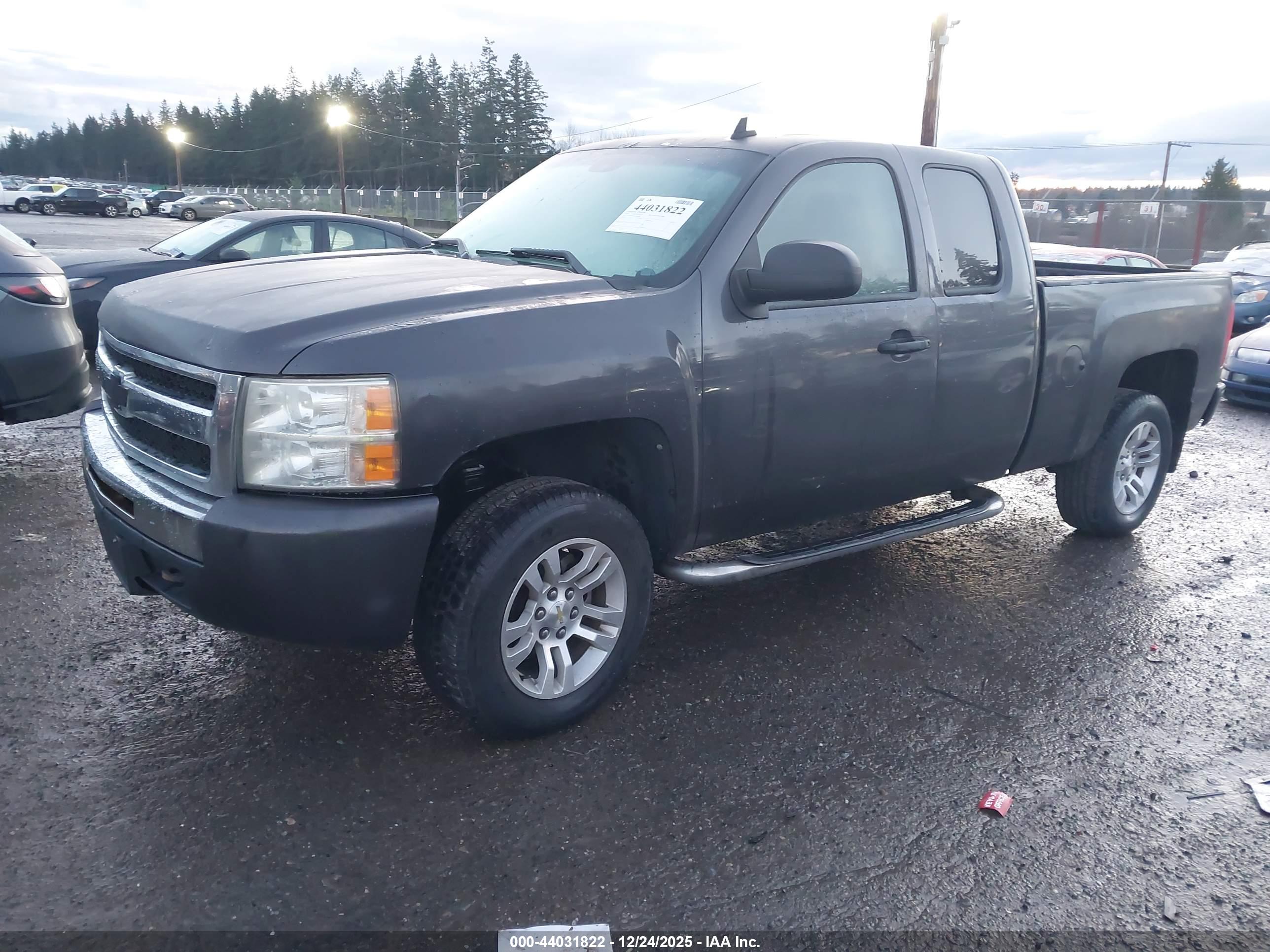 CHEVROLET SILVERADO image 2