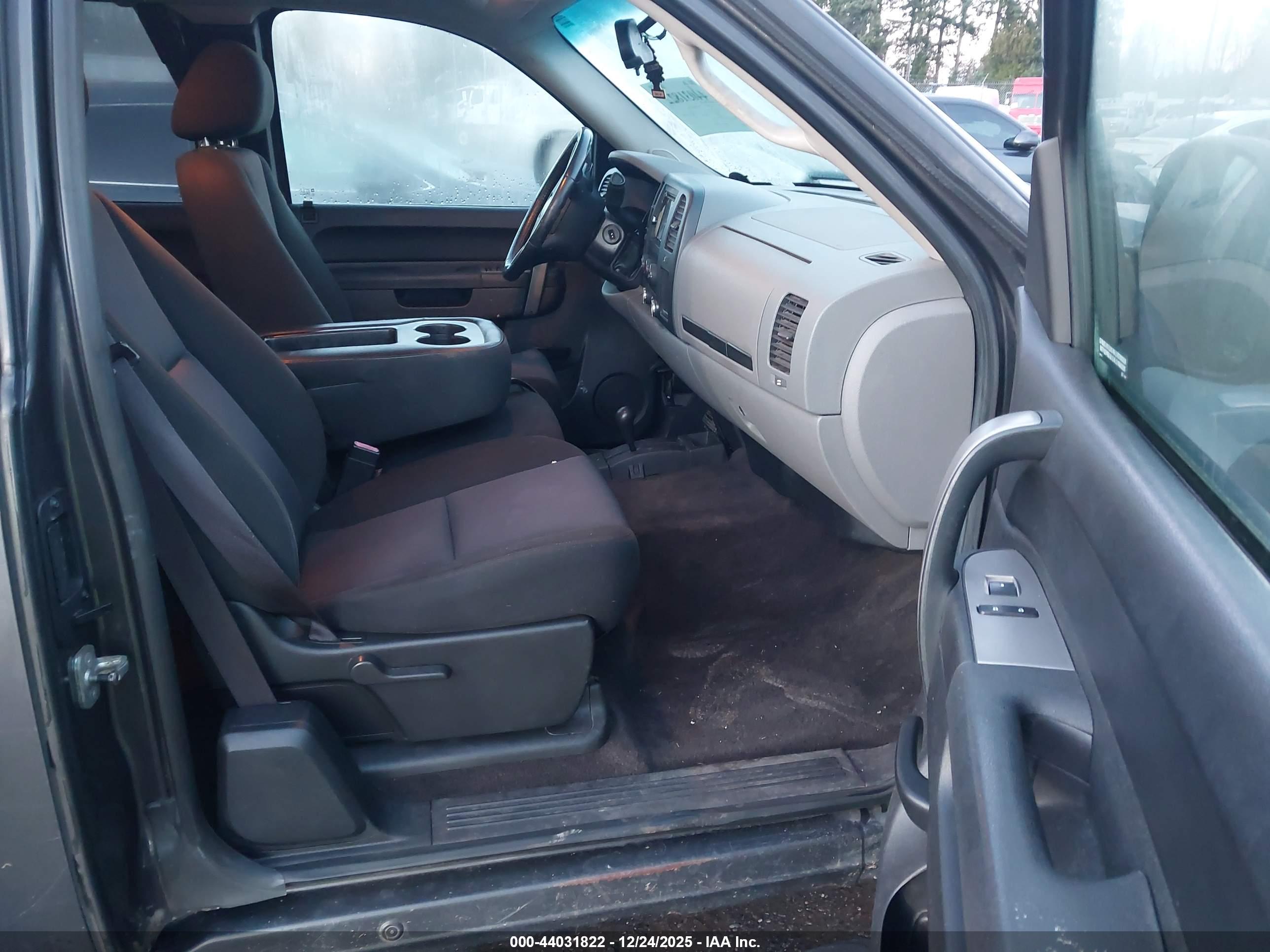 CHEVROLET SILVERADO image 5