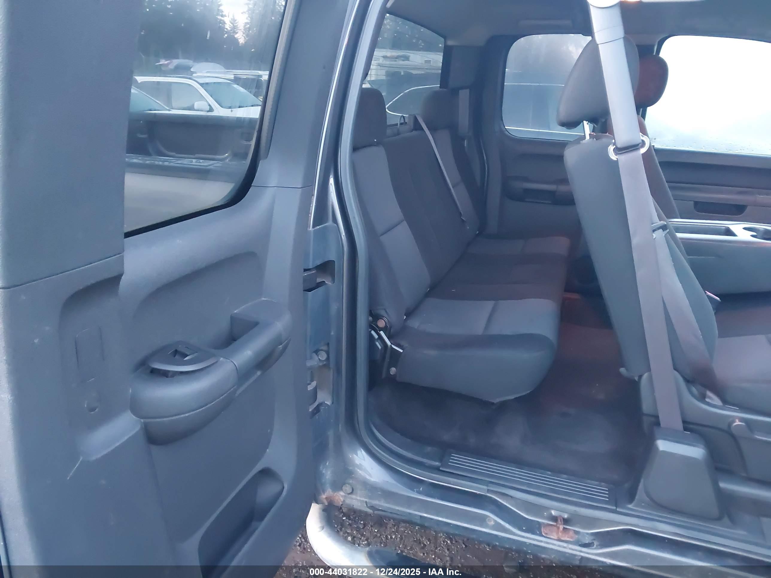 CHEVROLET SILVERADO image 8