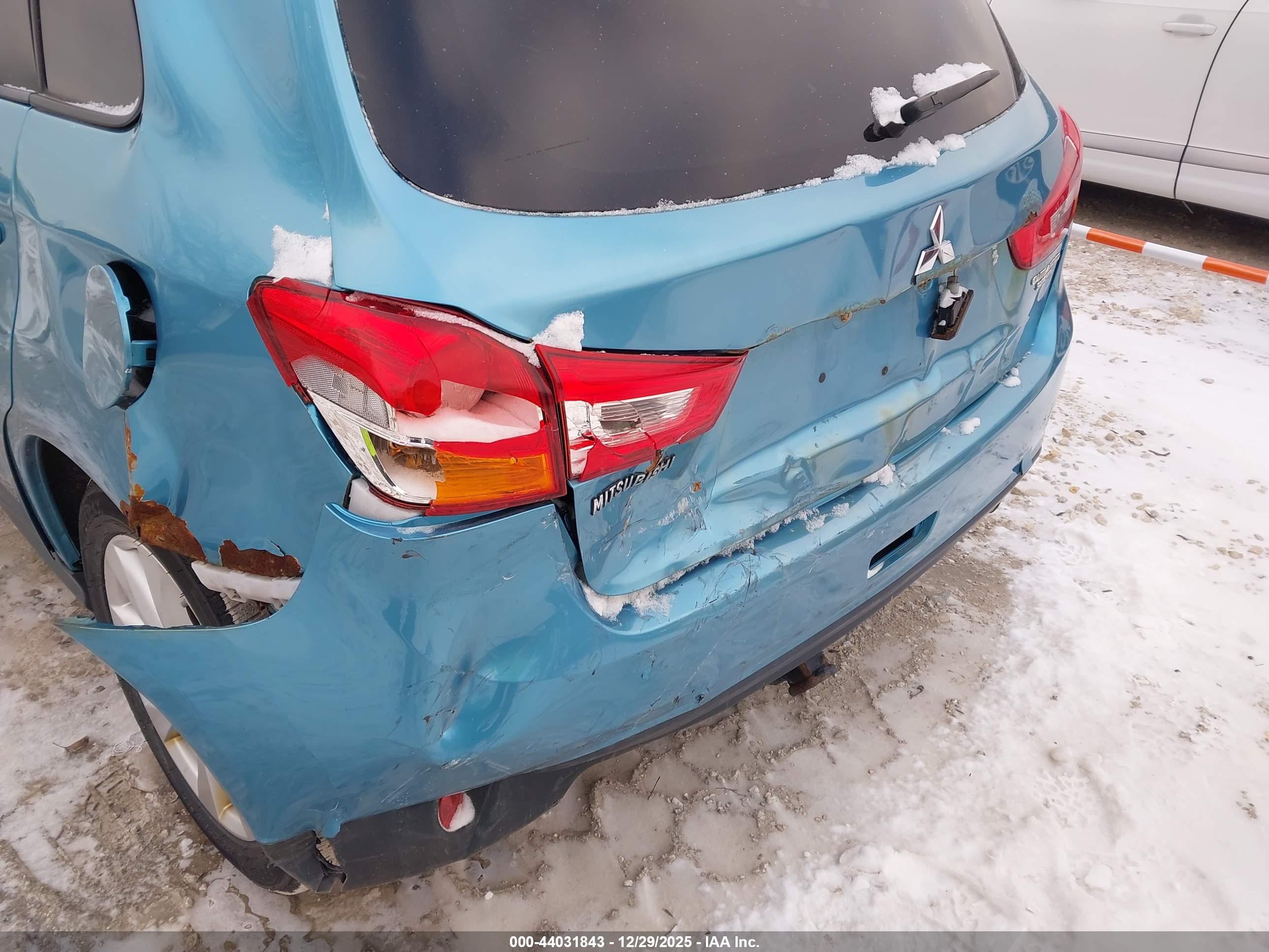 MITSUBISHI OUTLANDER image 6
