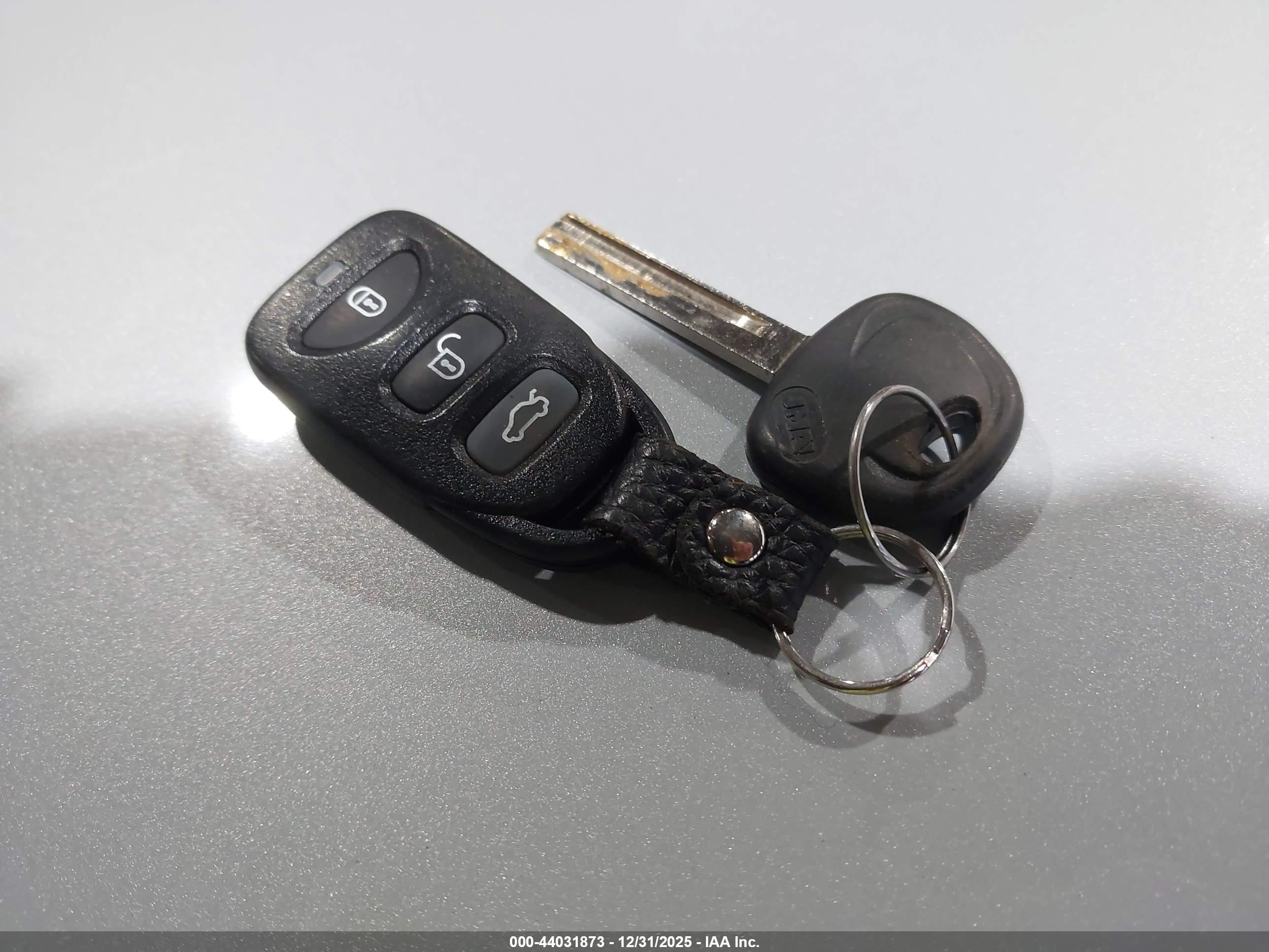 HYUNDAI VELOSTER image 11