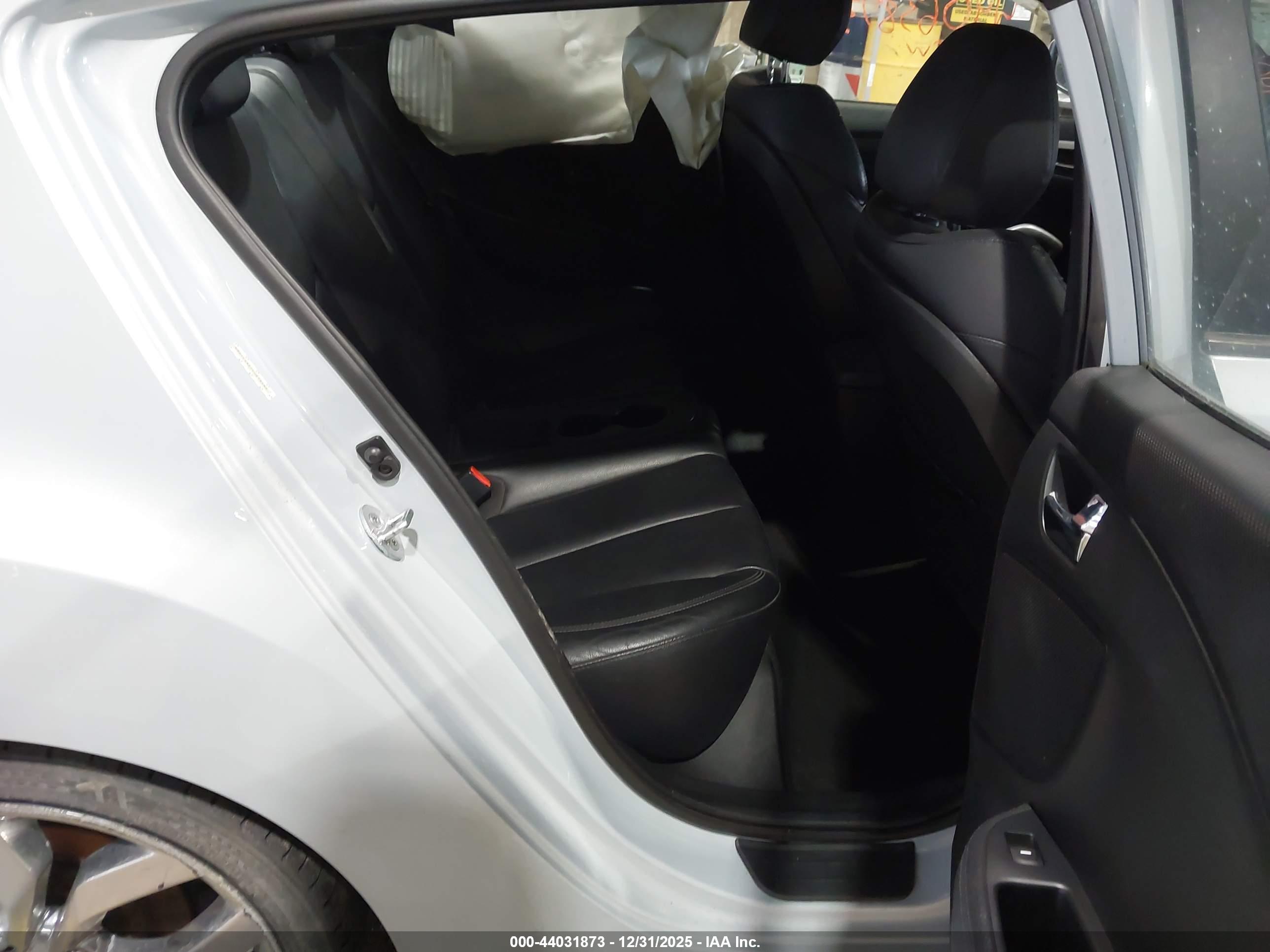 HYUNDAI VELOSTER image 8
