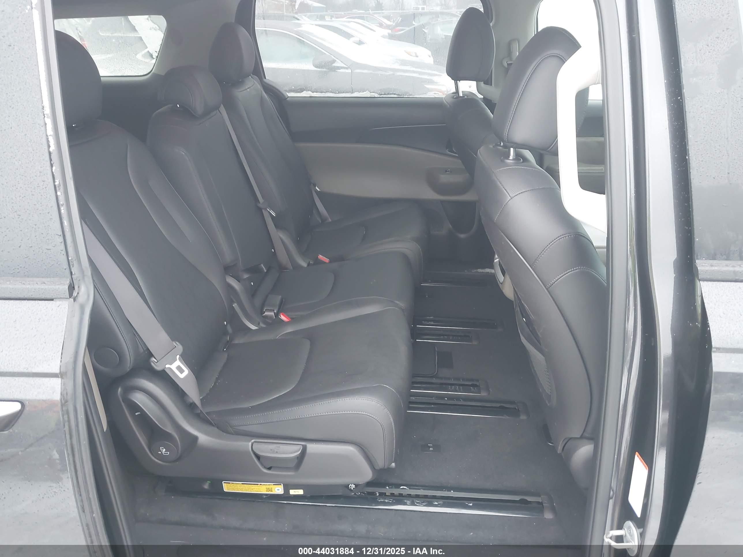 KIA CARNIVAL image 8