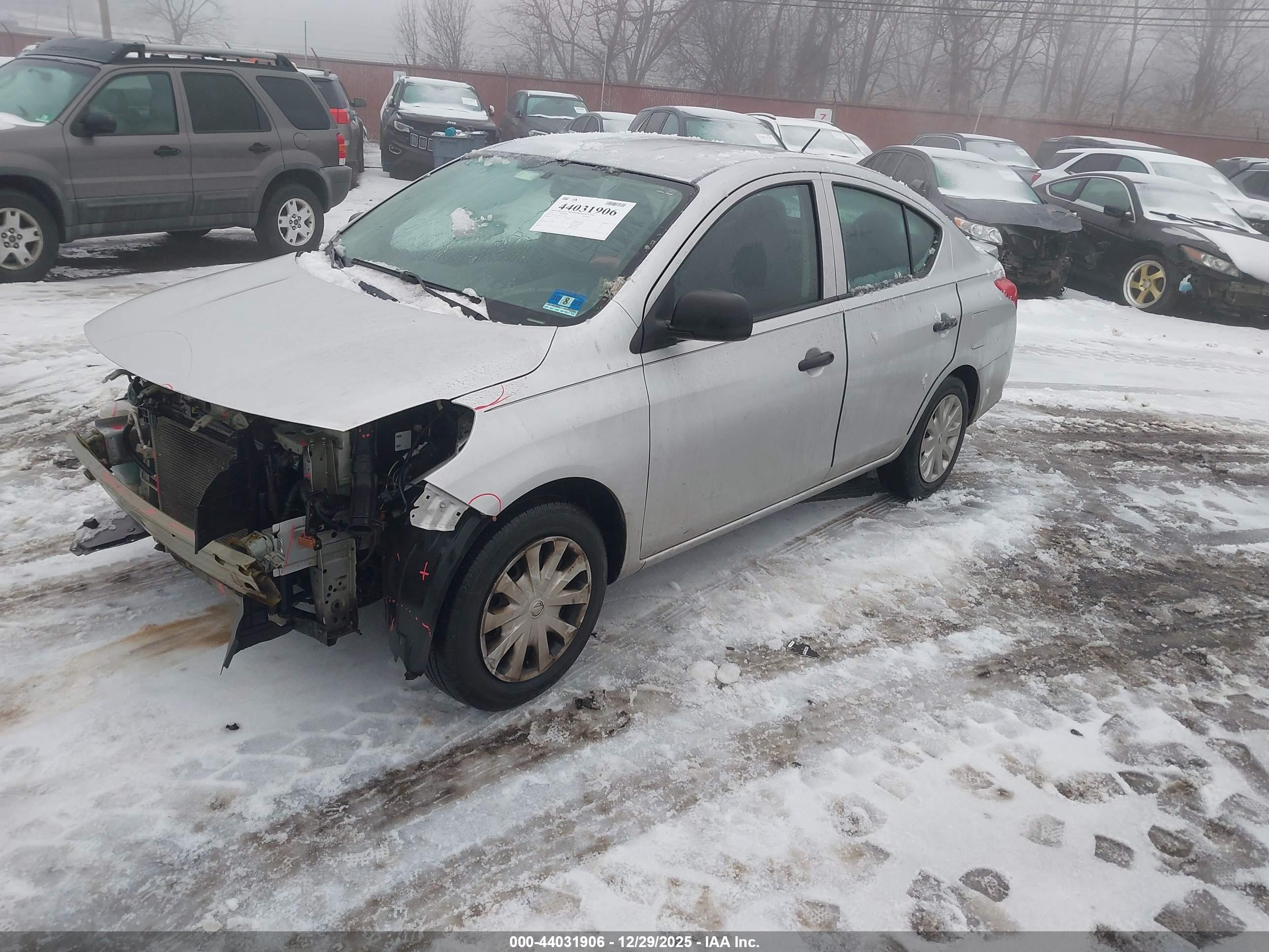 NISSAN VERSA image 2