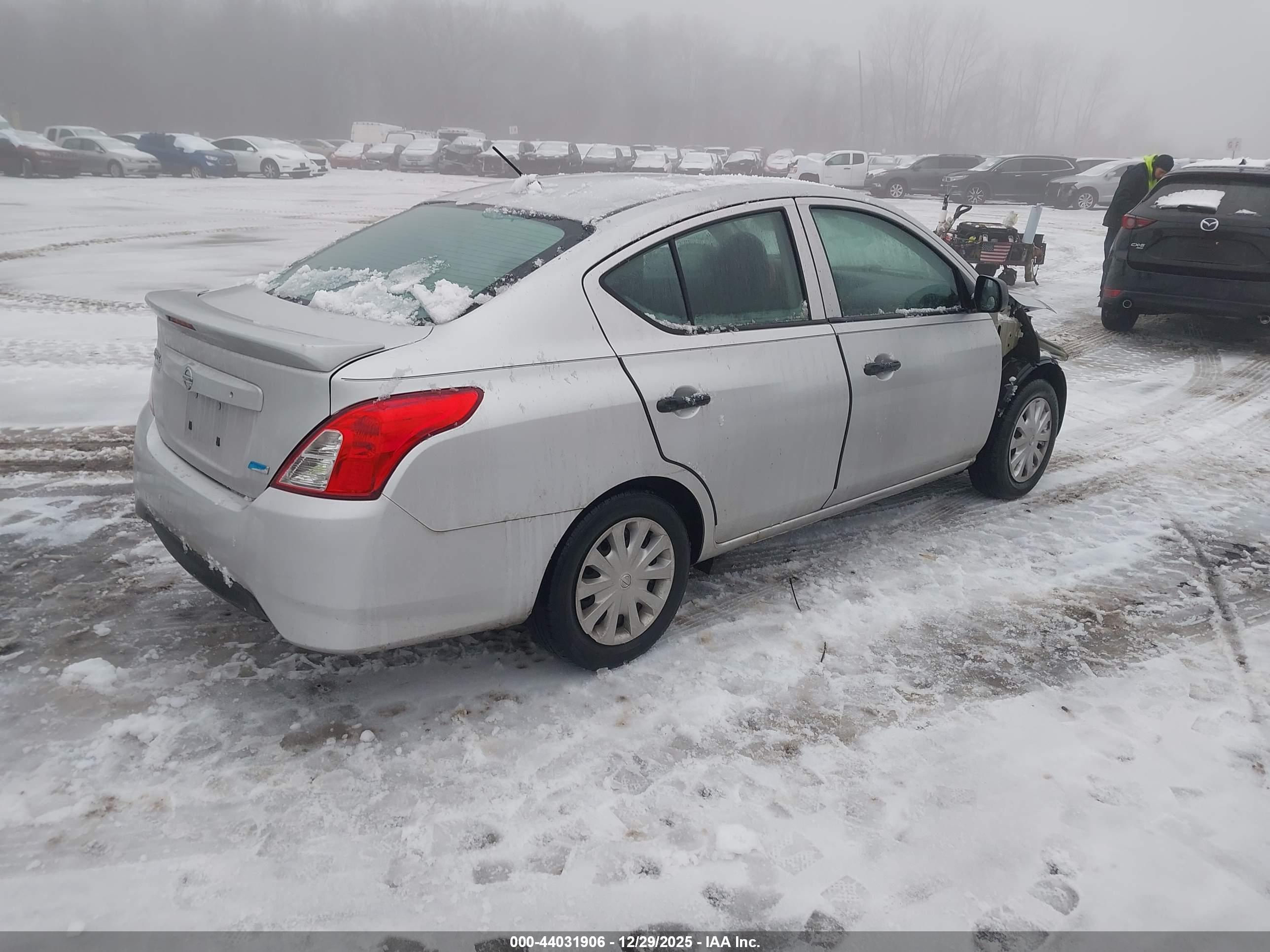 NISSAN VERSA image 4