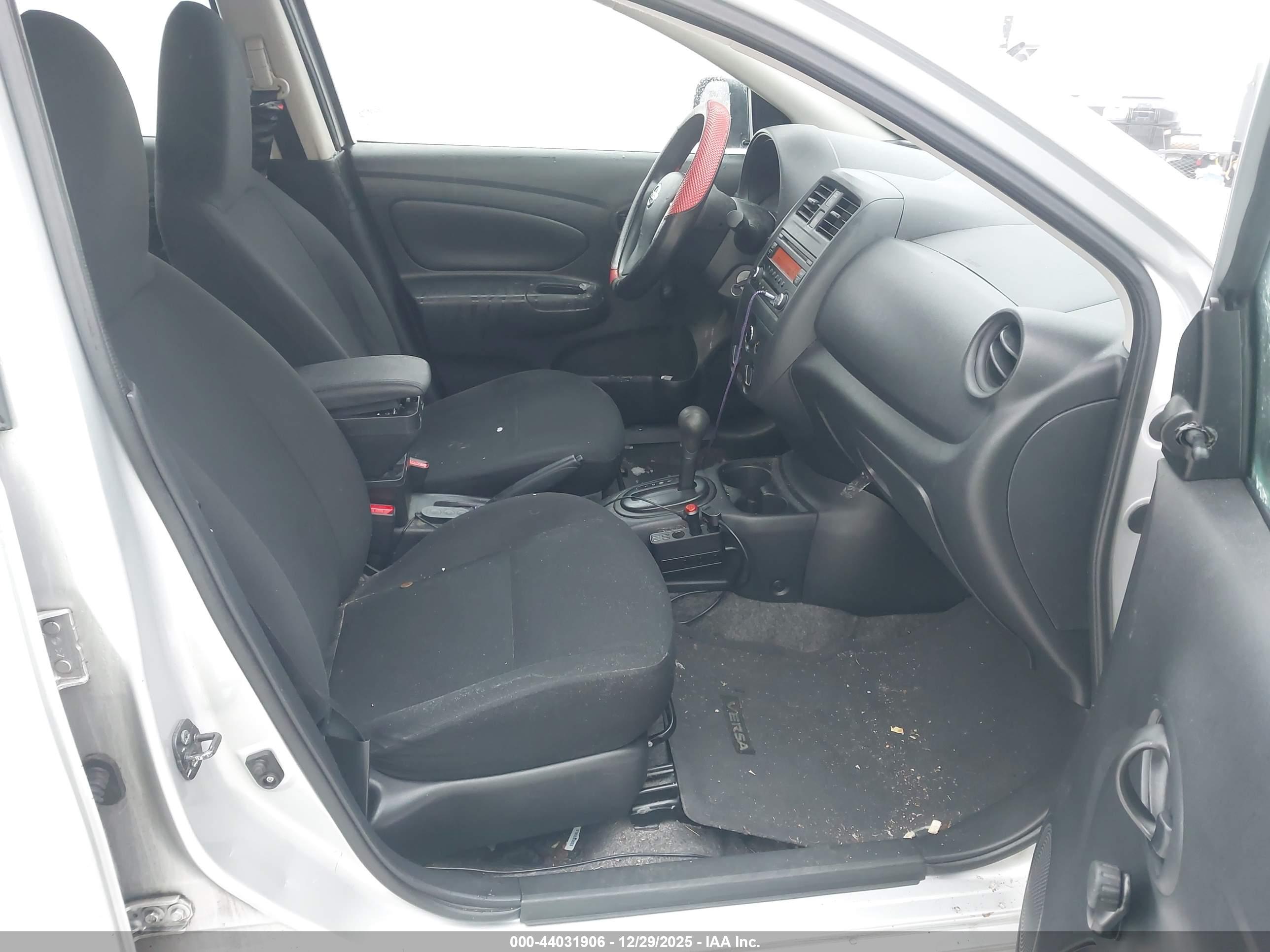 NISSAN VERSA image 5