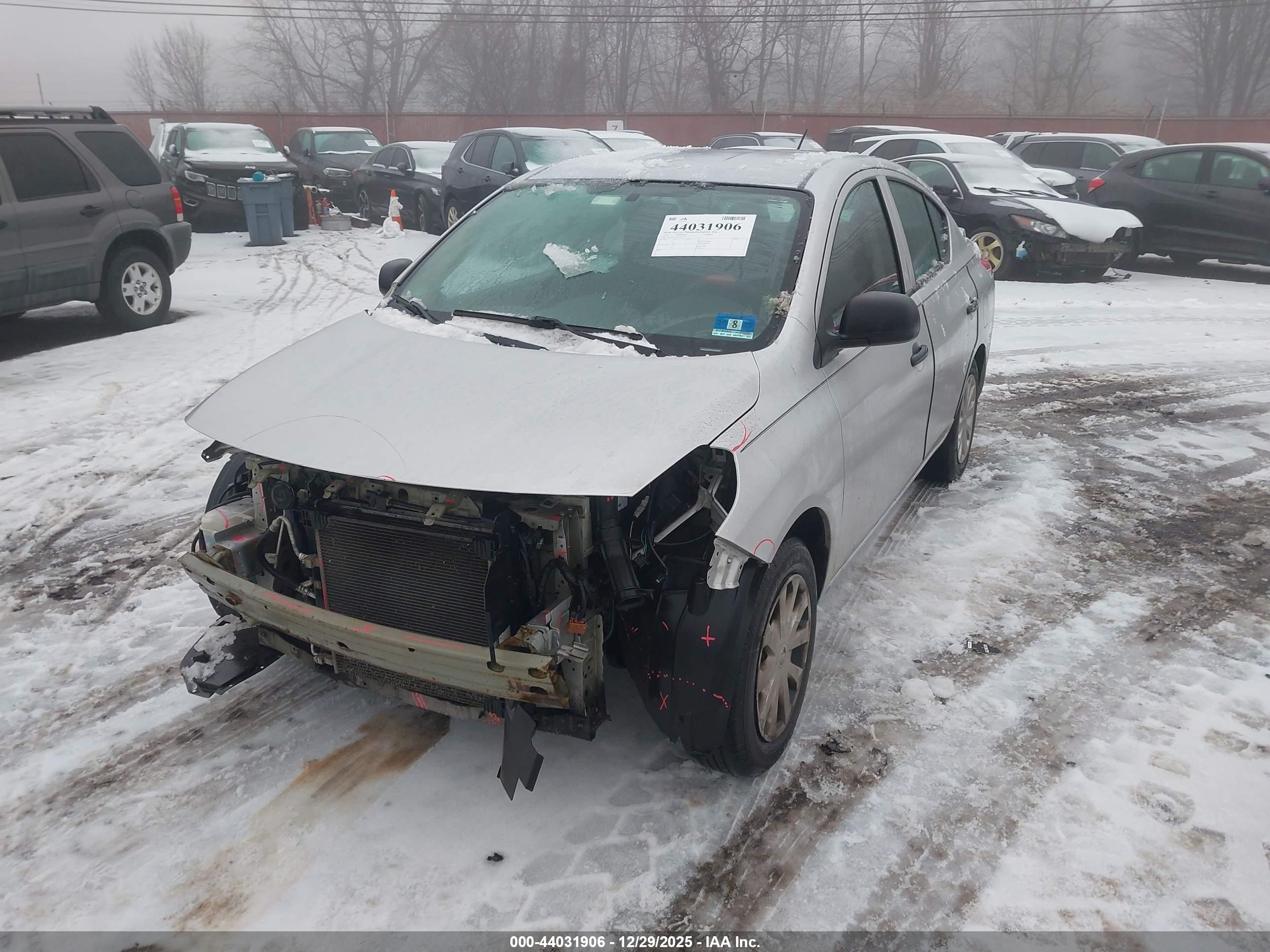 NISSAN VERSA image 6
