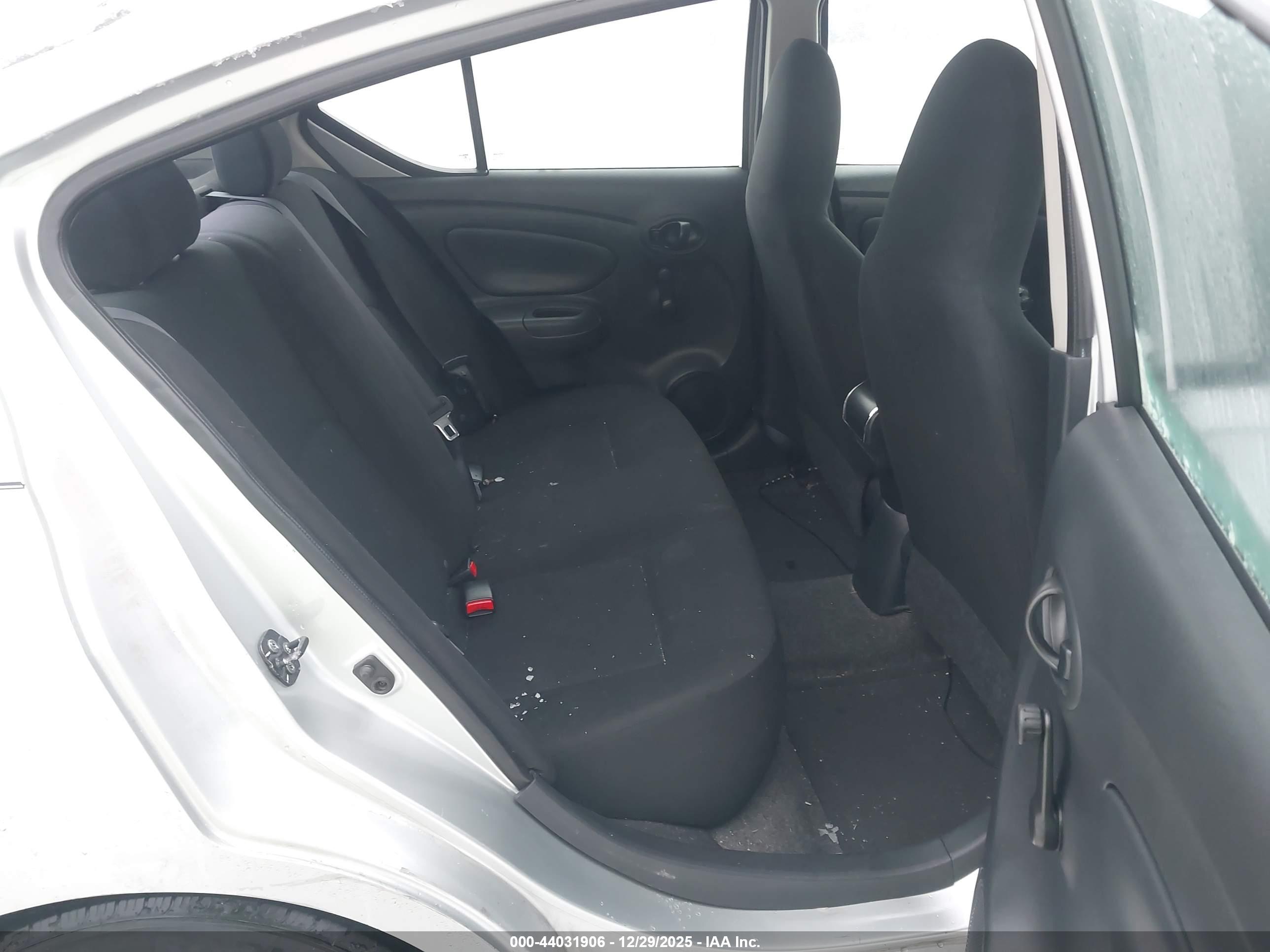 NISSAN VERSA image 8