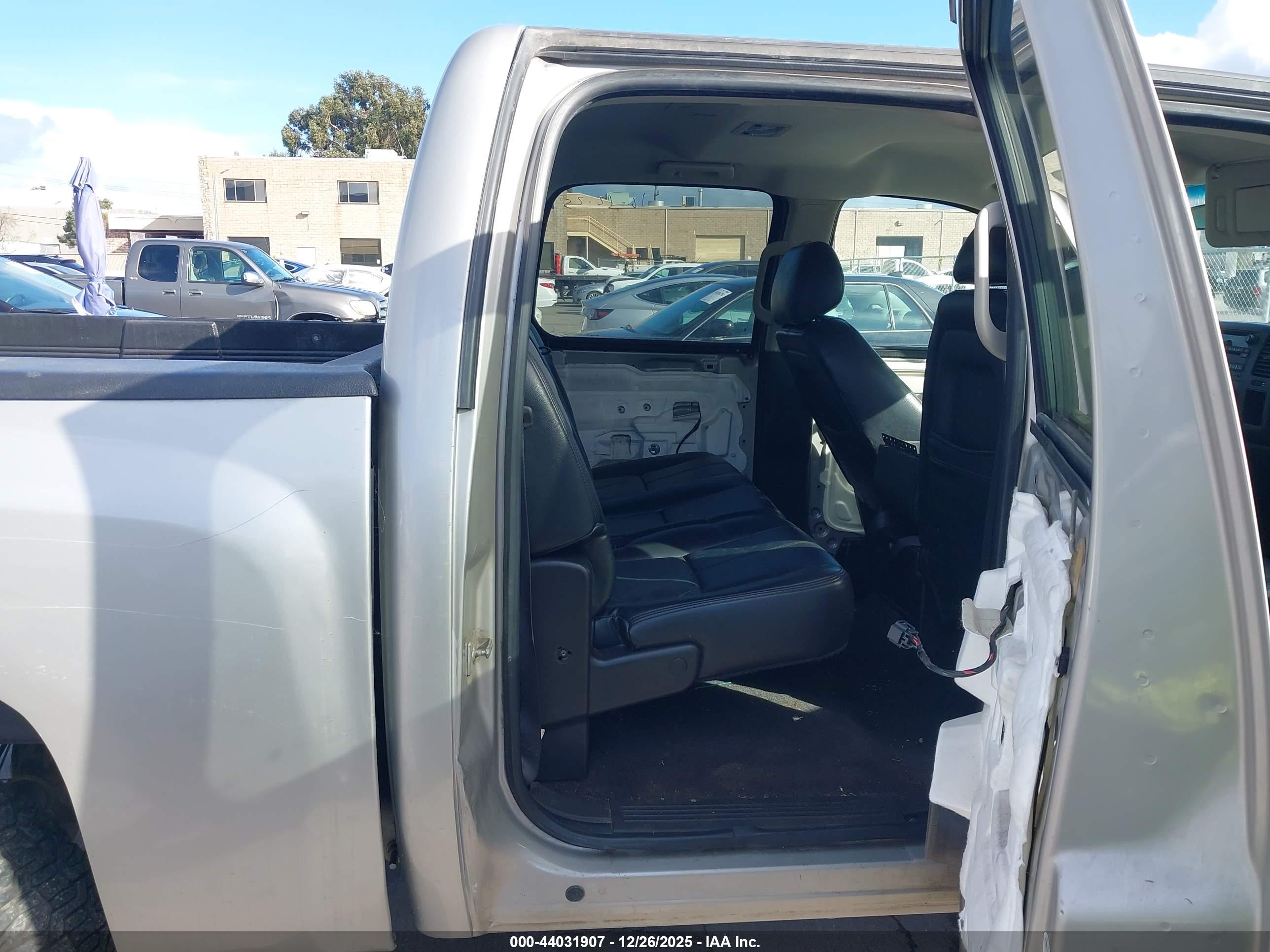 CHEVROLET SILVERADO image 8