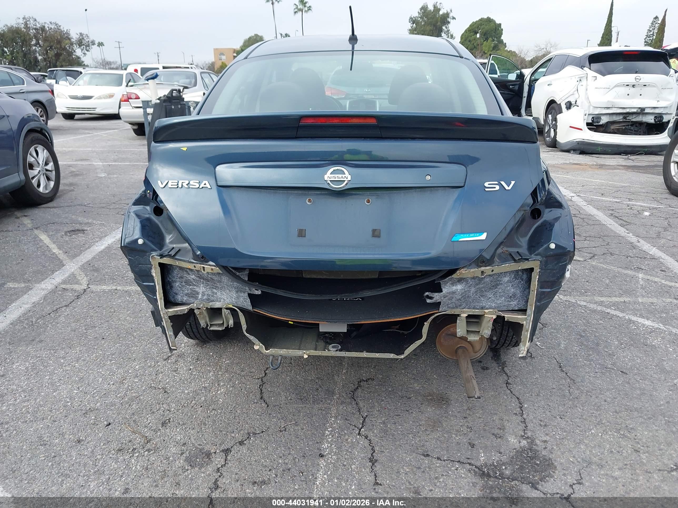 NISSAN VERSA image 6