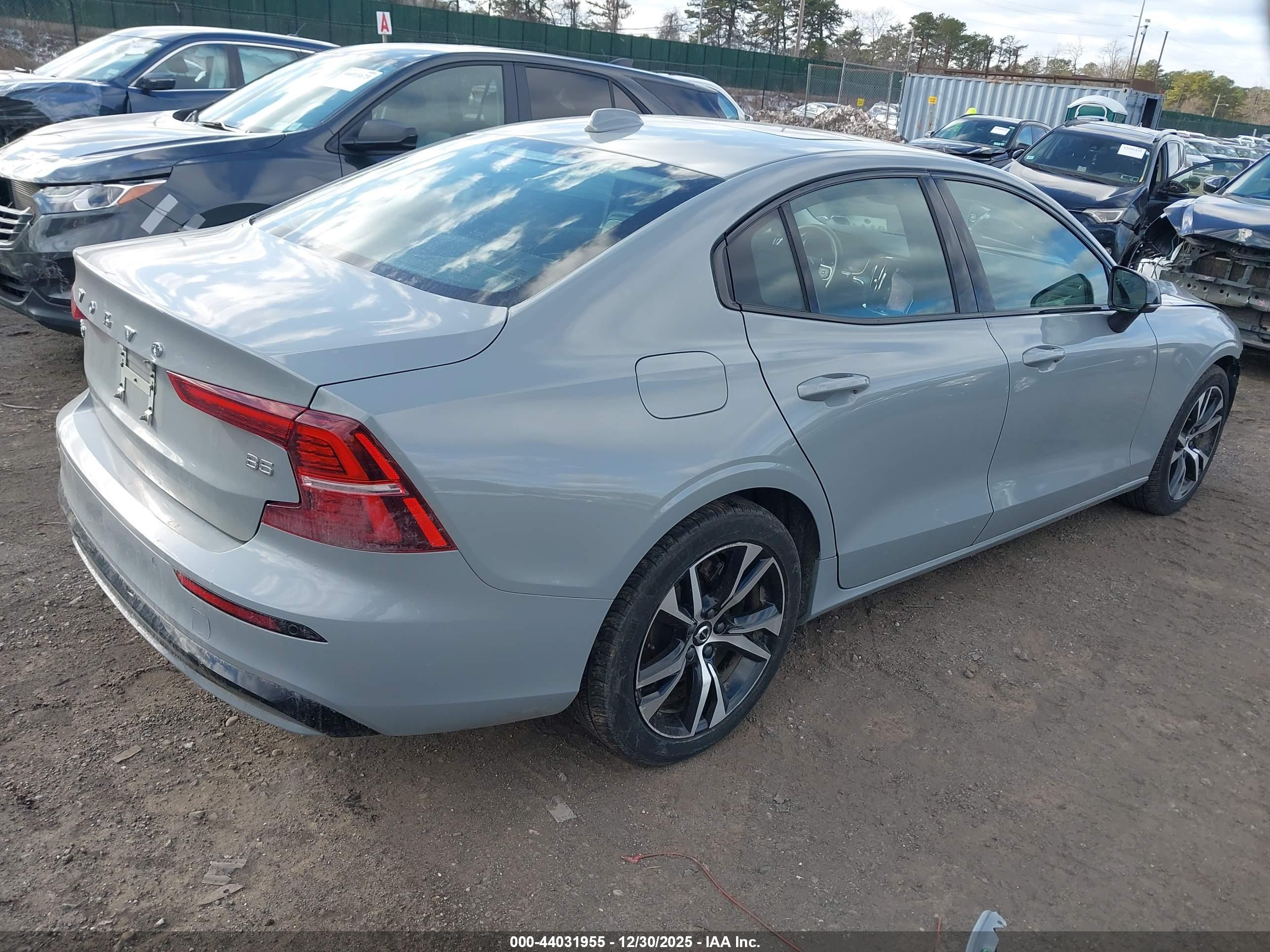 VOLVO S60 image 4