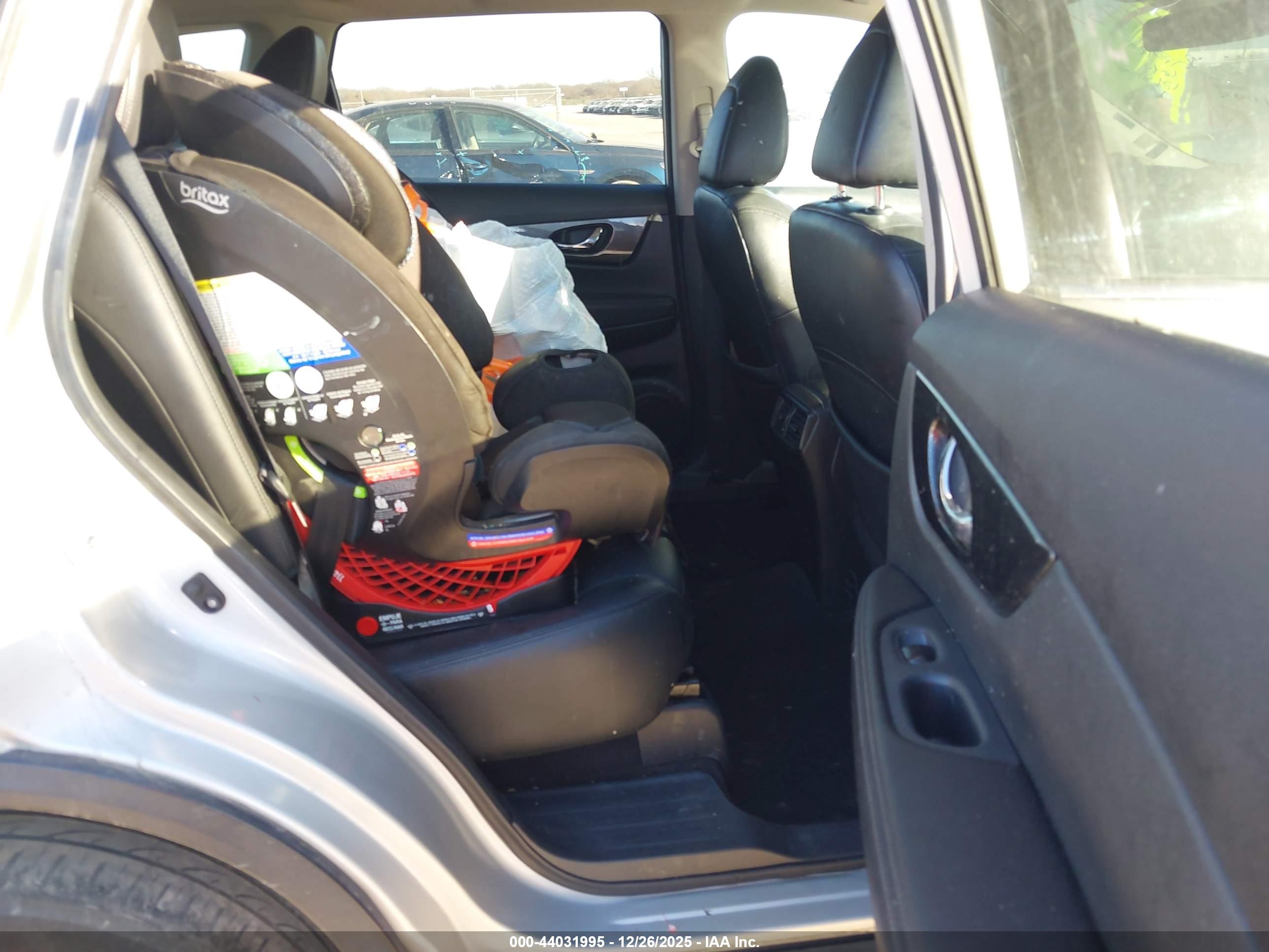 NISSAN ROGUE image 8