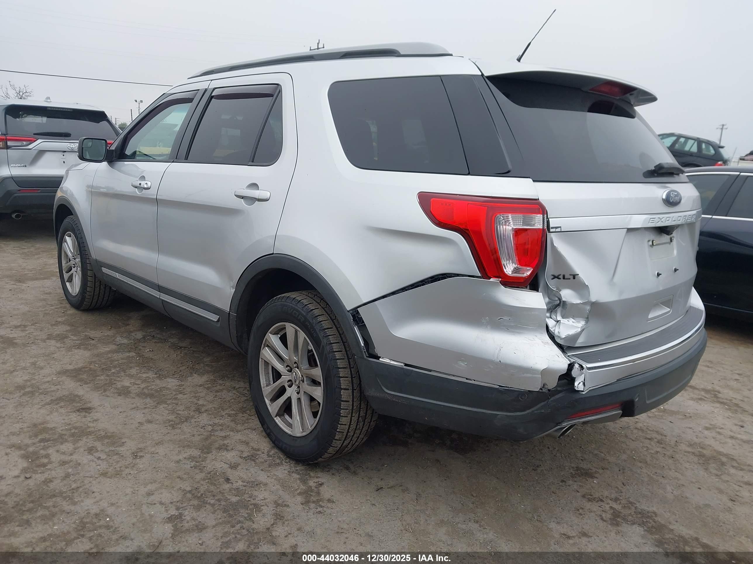 FORD EXPLORER image 3
