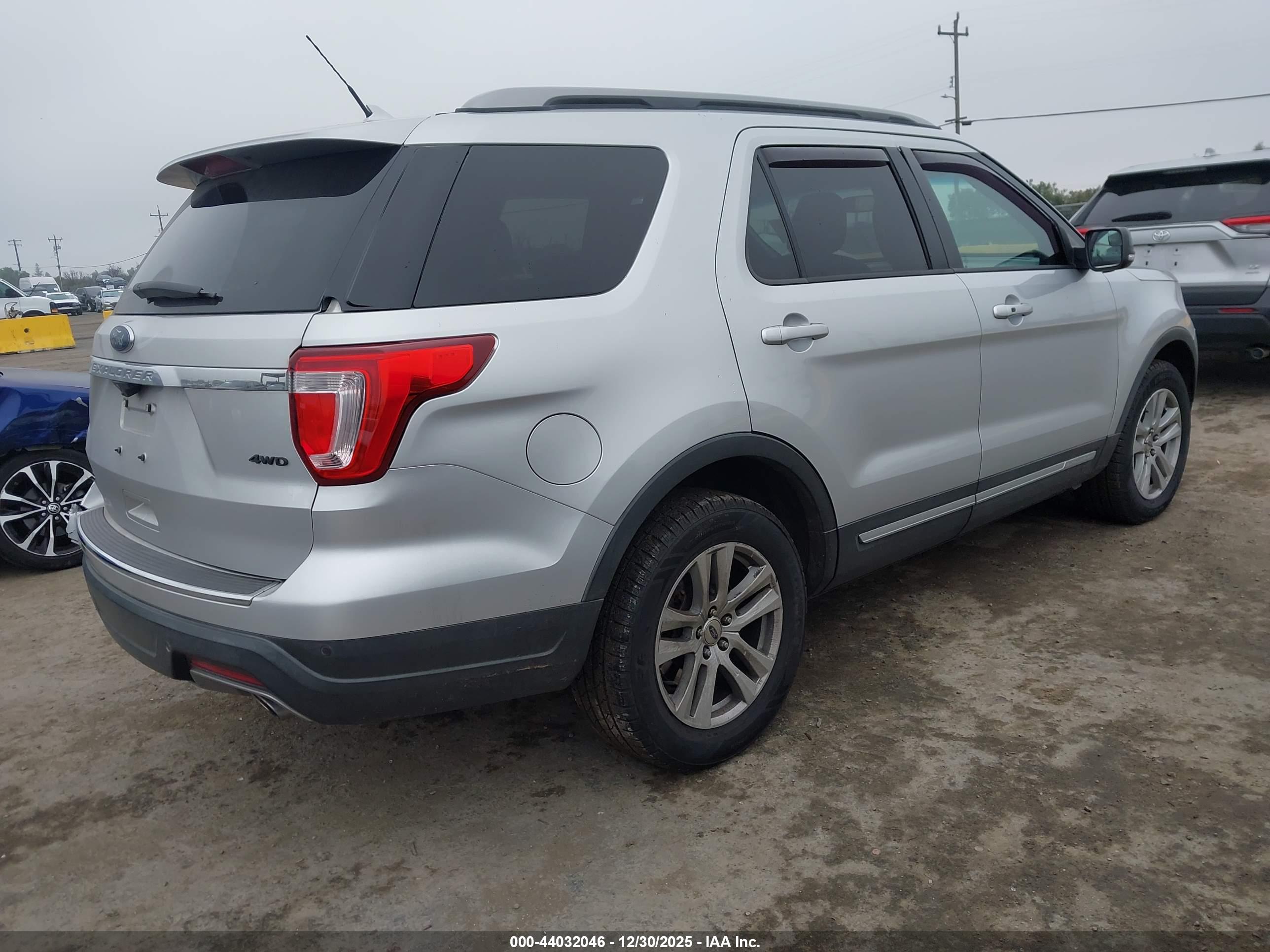 FORD EXPLORER image 4