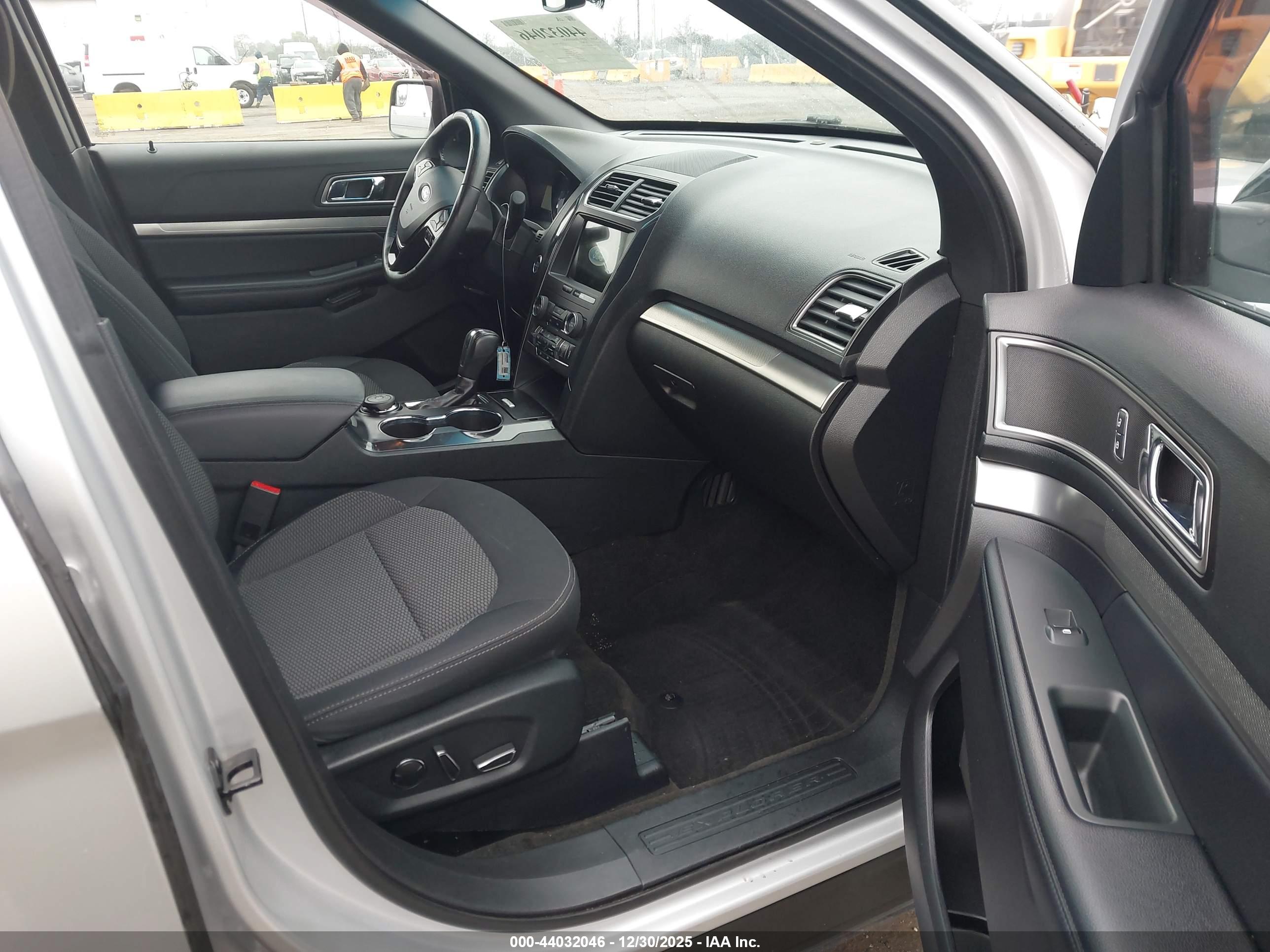 FORD EXPLORER image 5