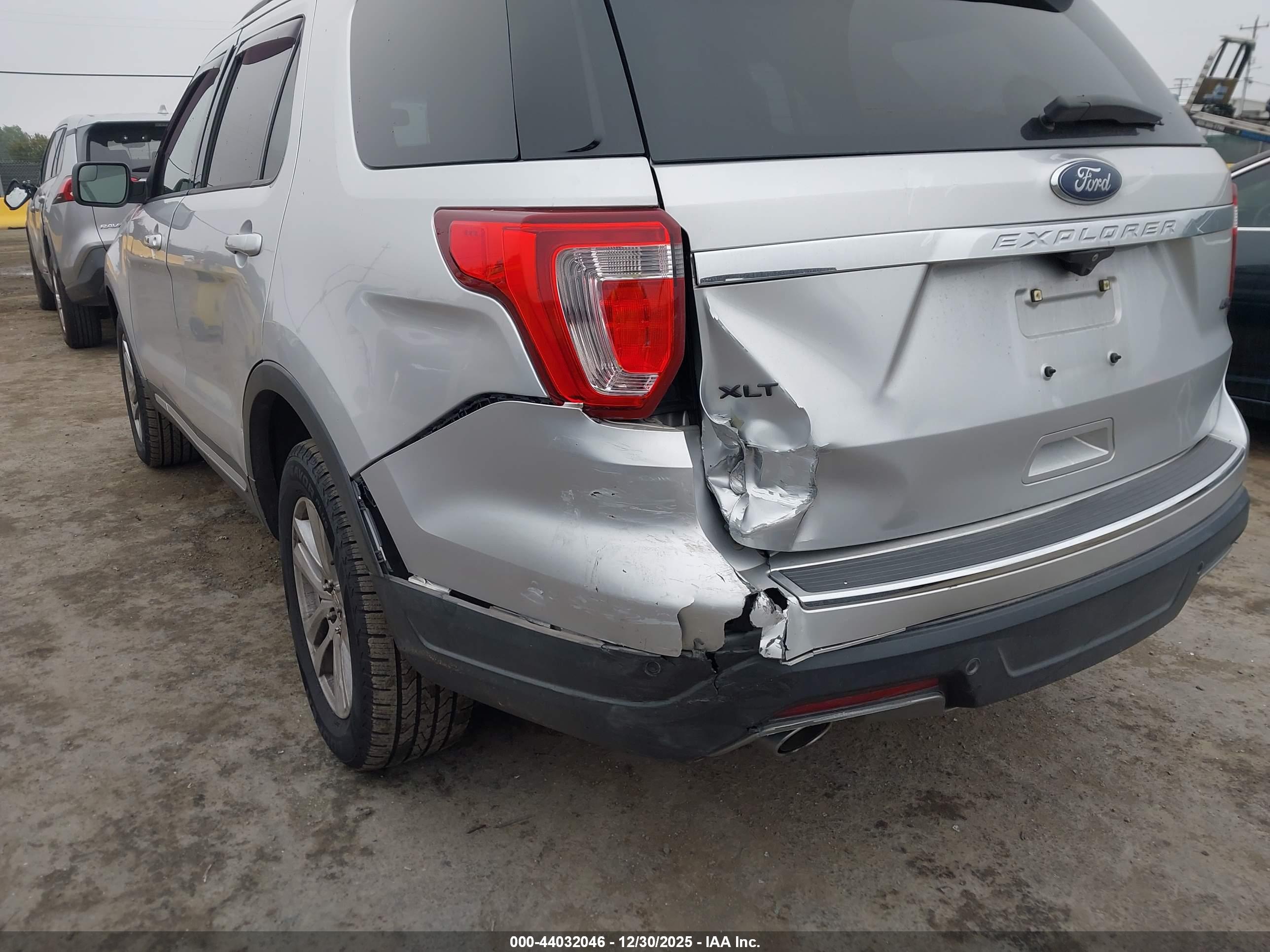 FORD EXPLORER image 6