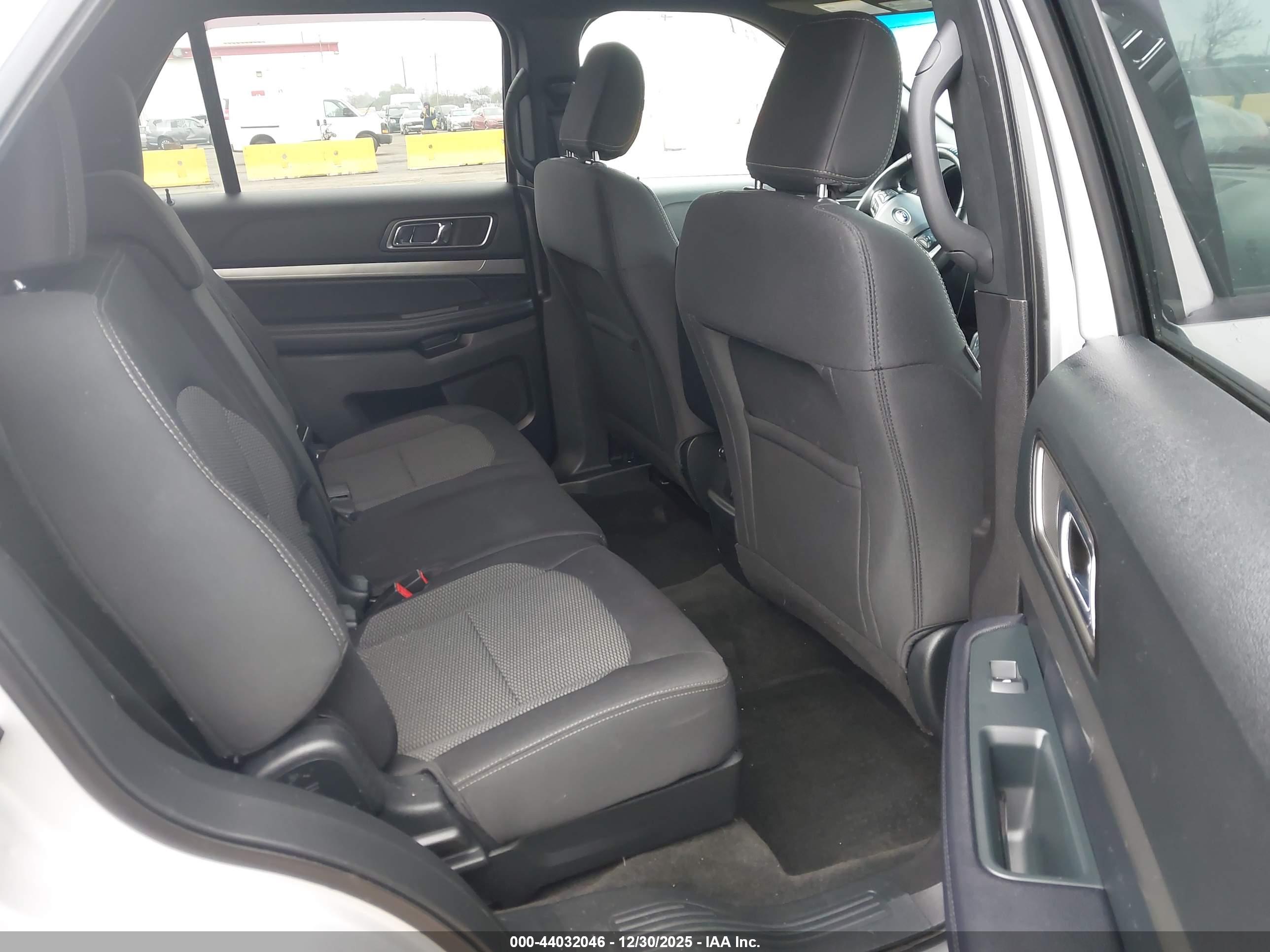 FORD EXPLORER image 8