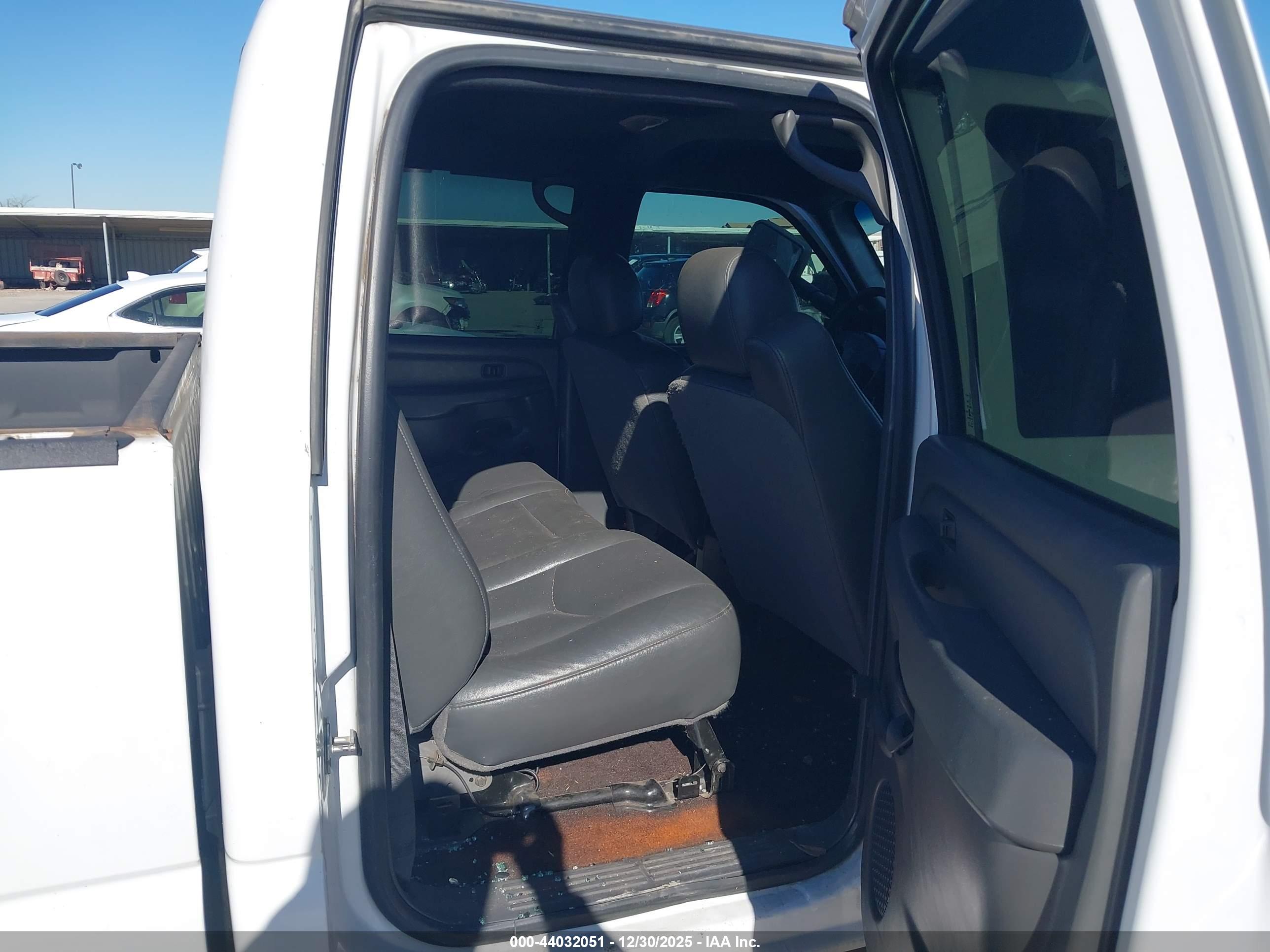 CHEVROLET SILVERADO image 8