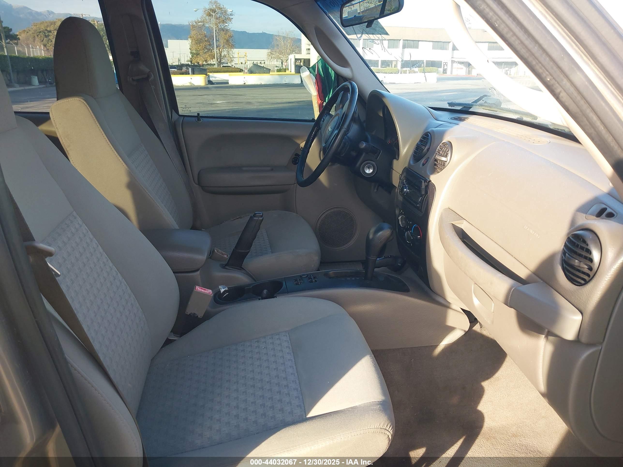 JEEP LIBERTY image 5