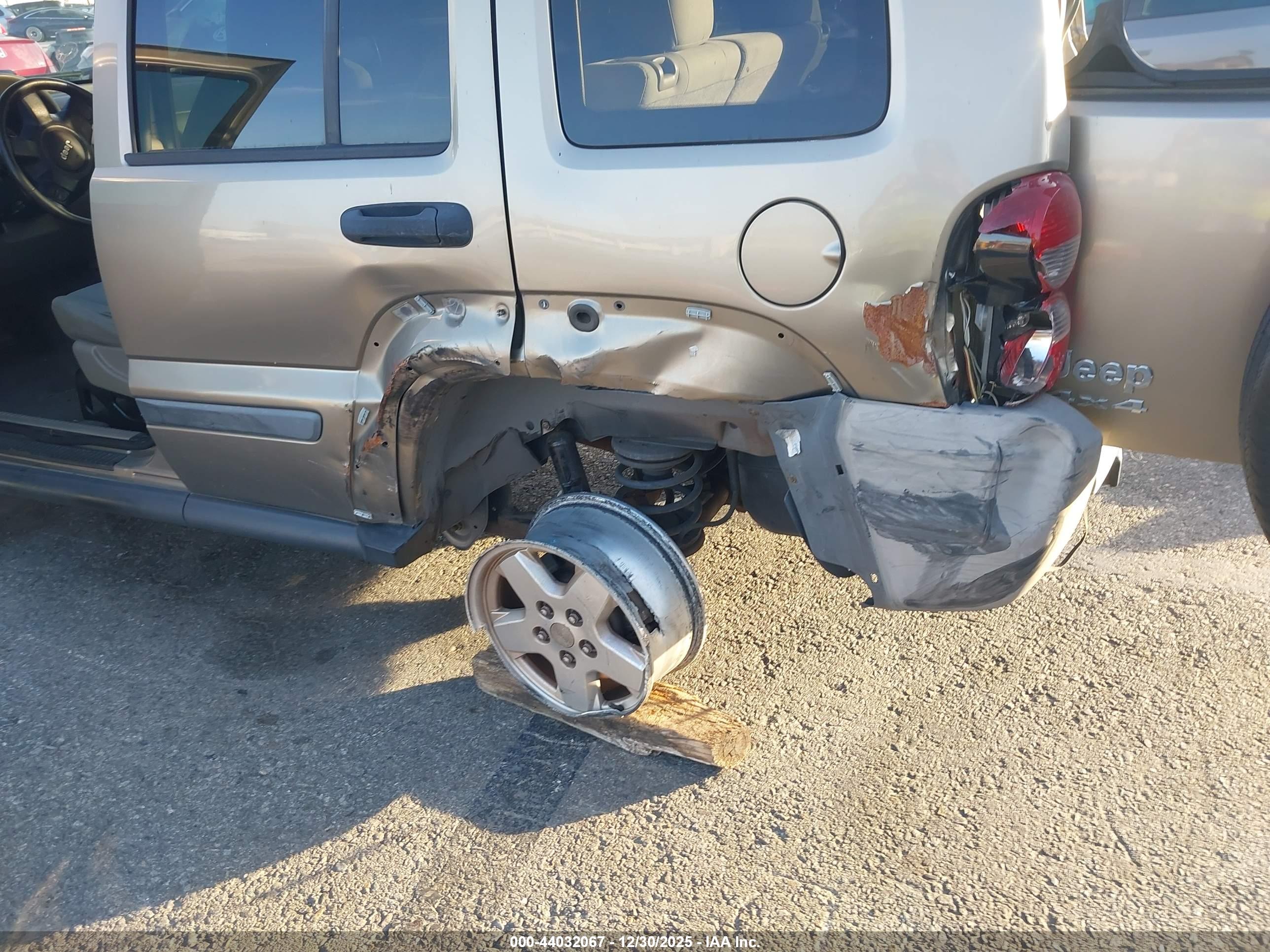 JEEP LIBERTY image 6