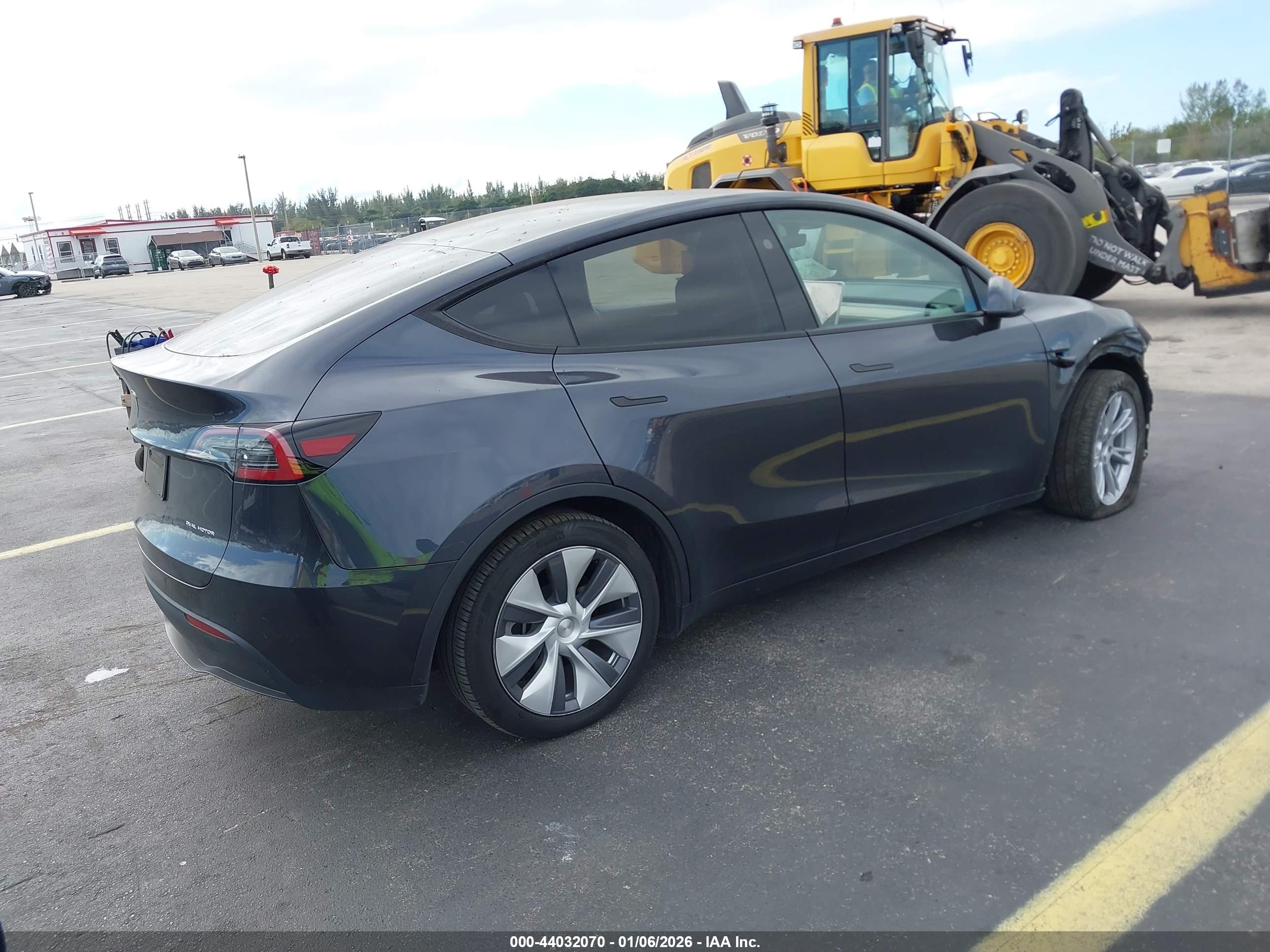 TESLA MODEL image 4