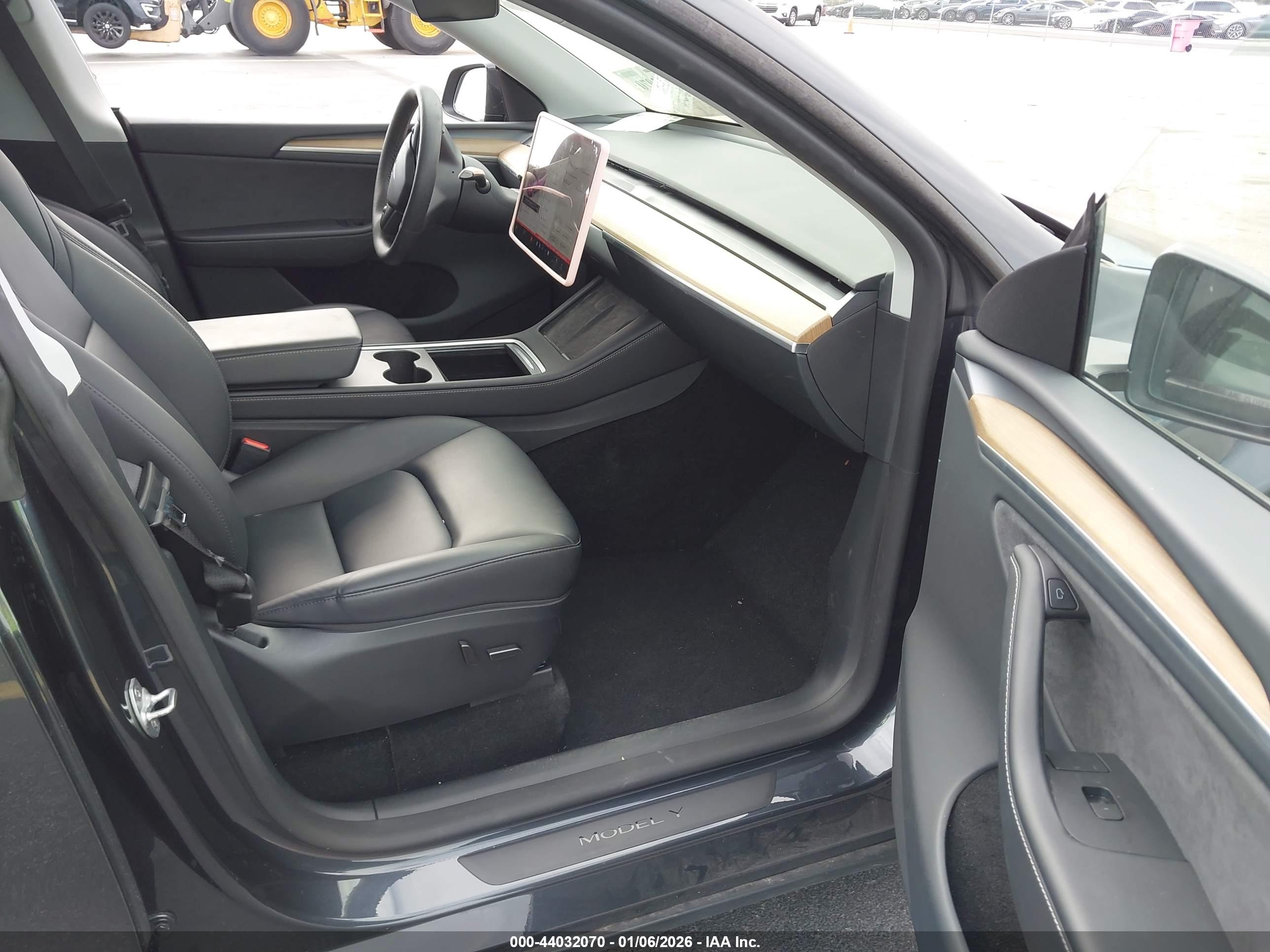 TESLA MODEL image 5
