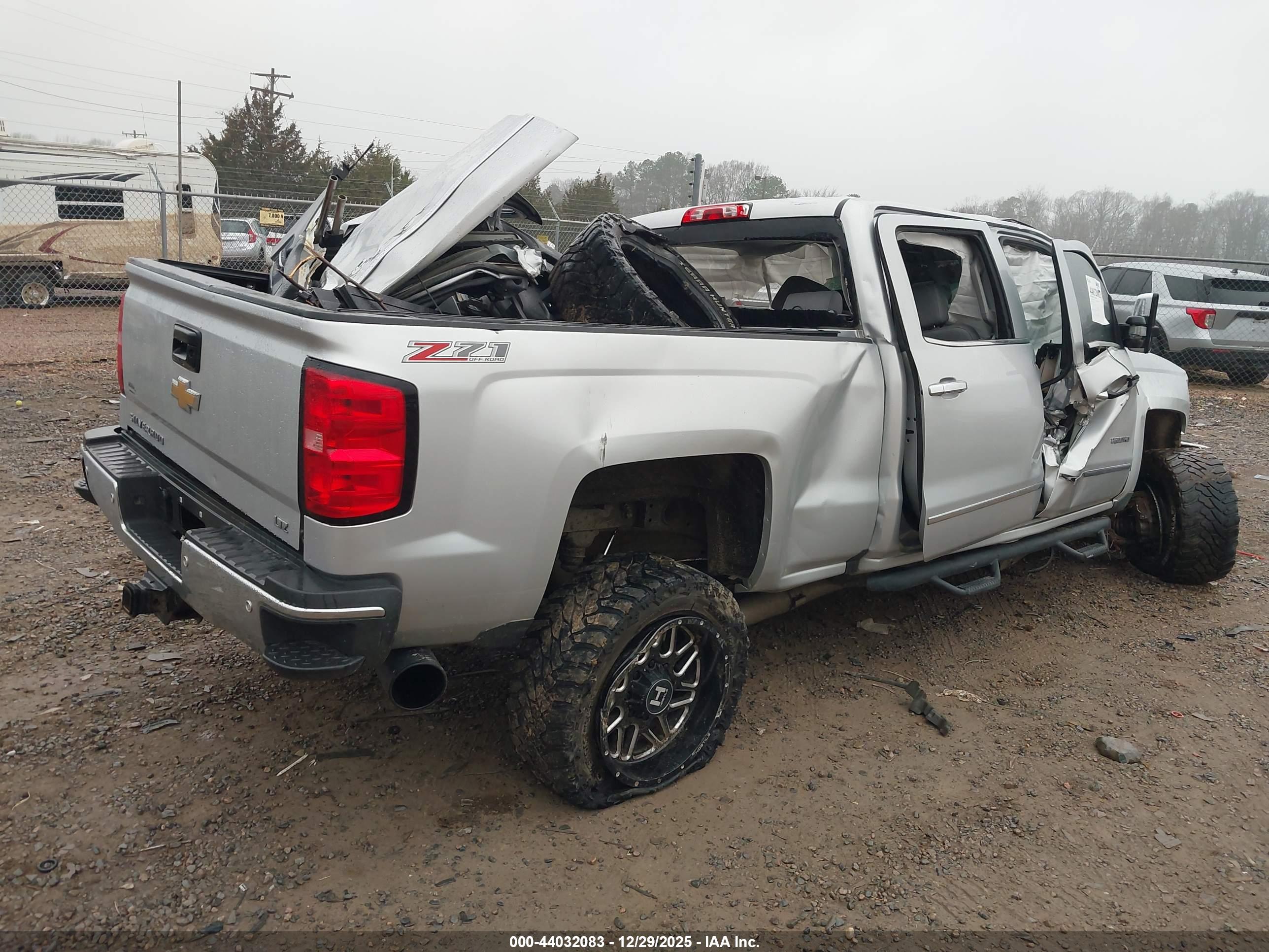 CHEVROLET SILVERADO image 4