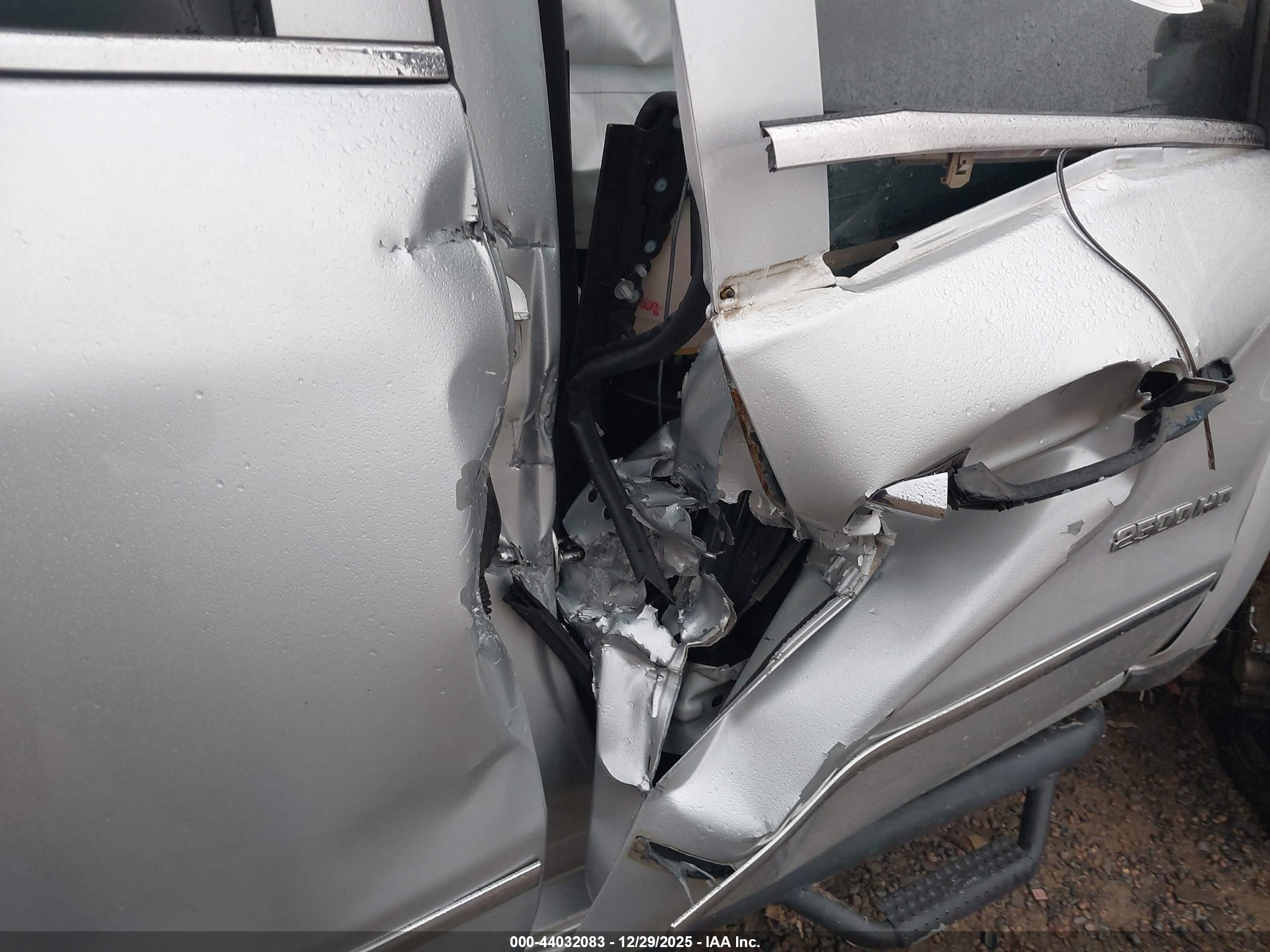 CHEVROLET SILVERADO image 5