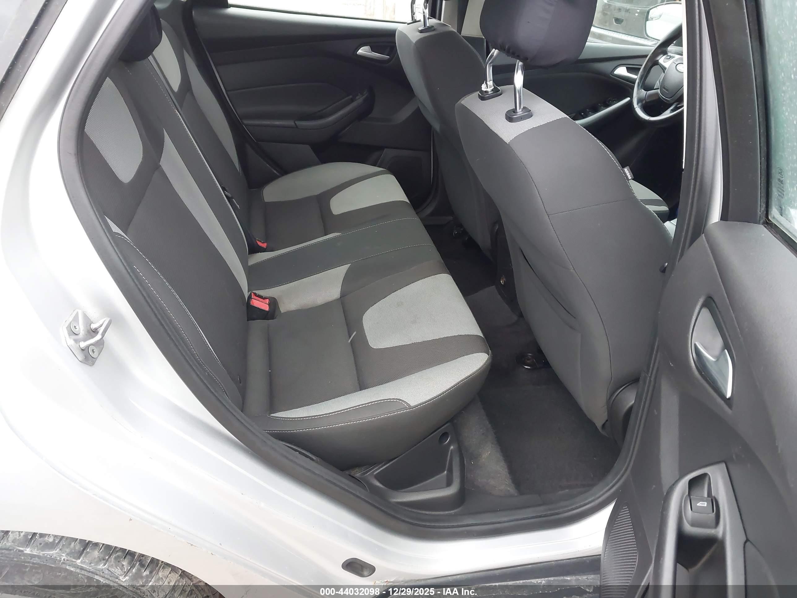 FORD FOCUS image 8
