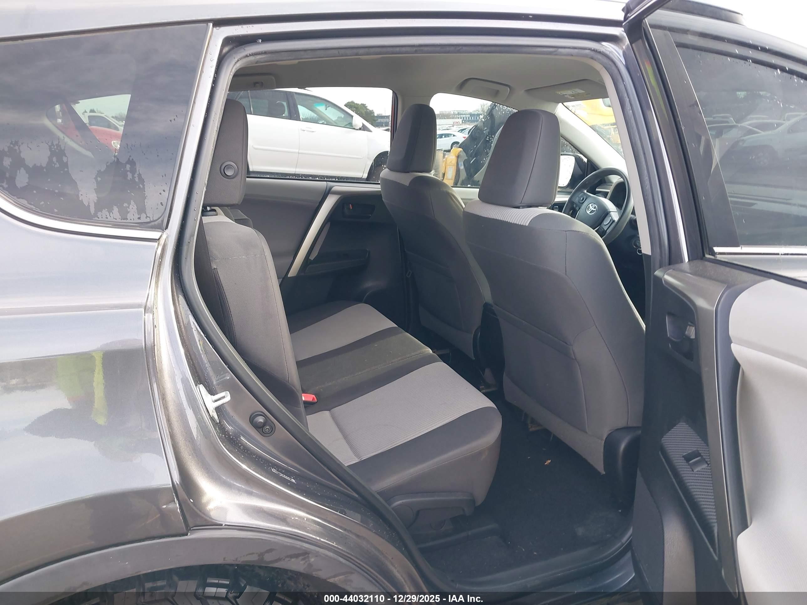 TOYOTA RAV4 image 8