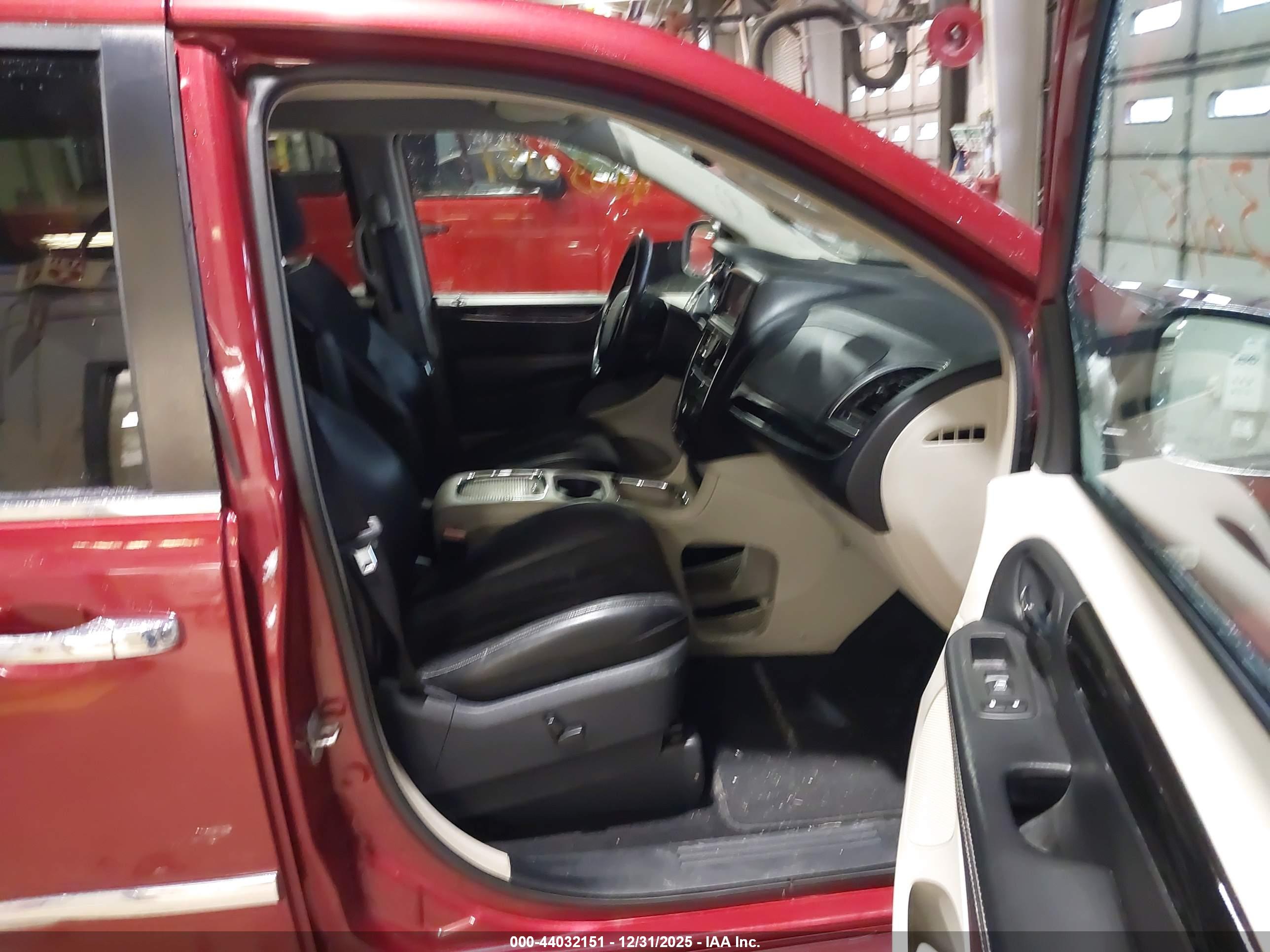 CHRYSLER TOWN image 5