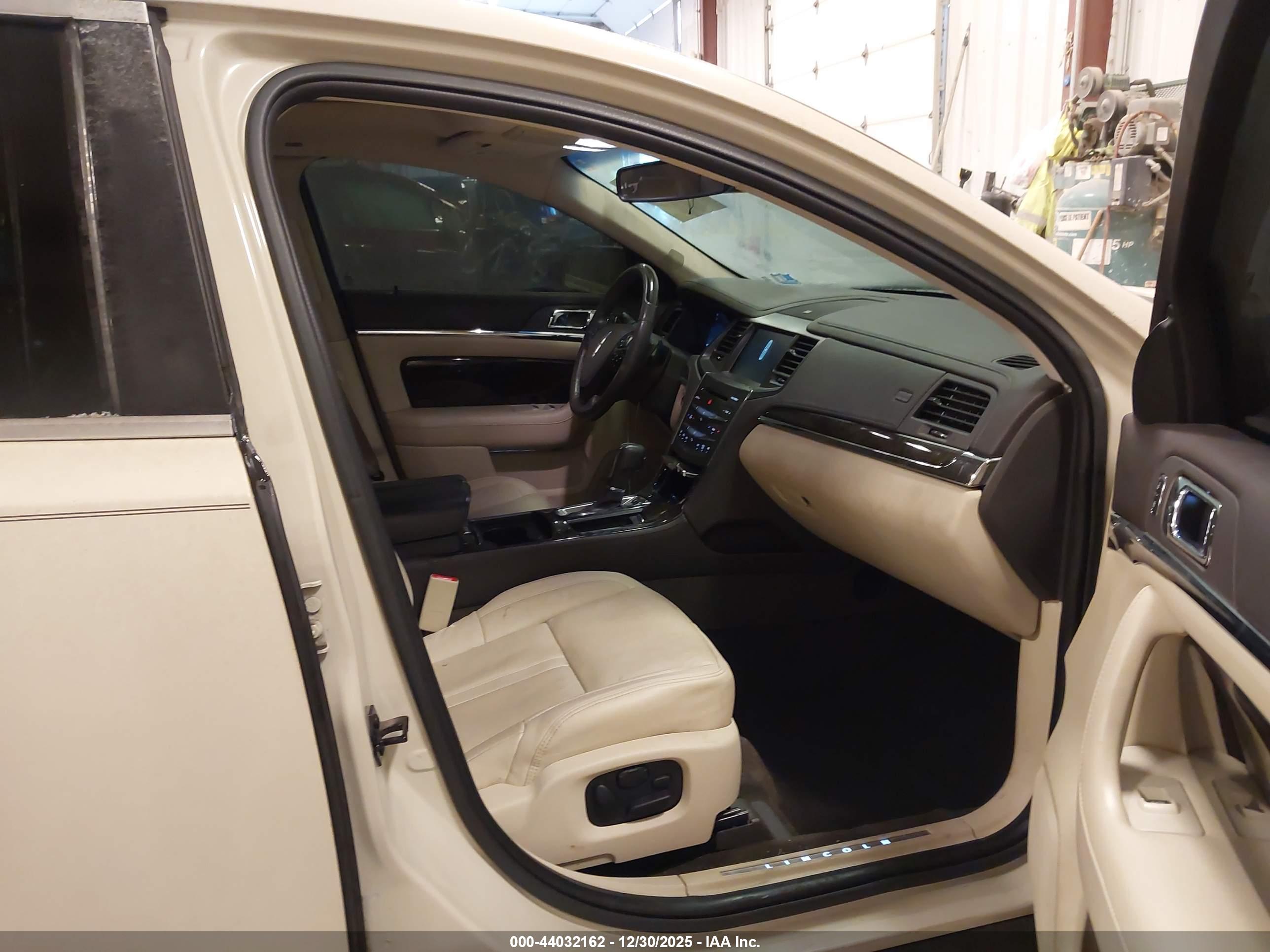 LINCOLN MKS image 5