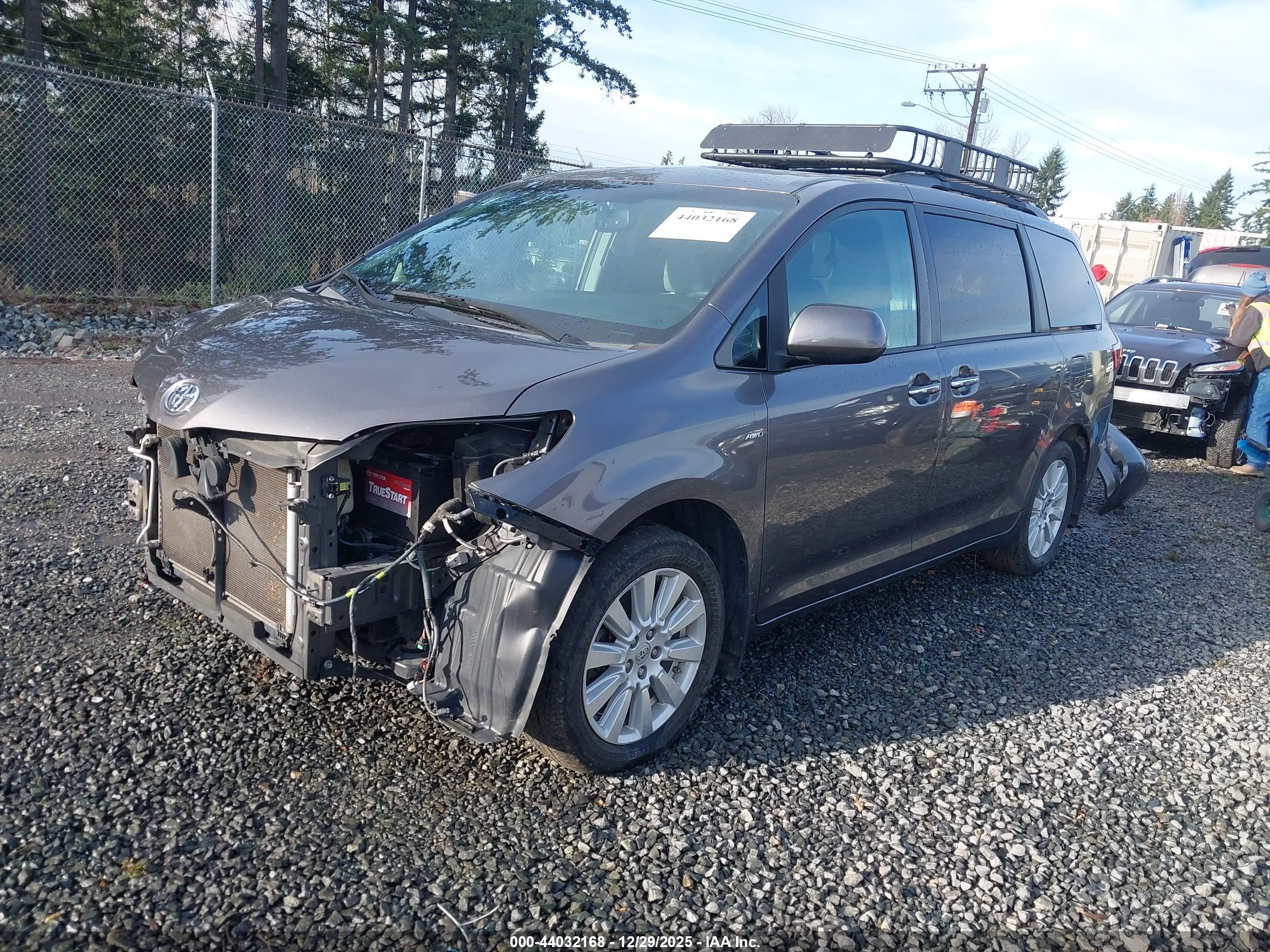 TOYOTA SIENNA image 2