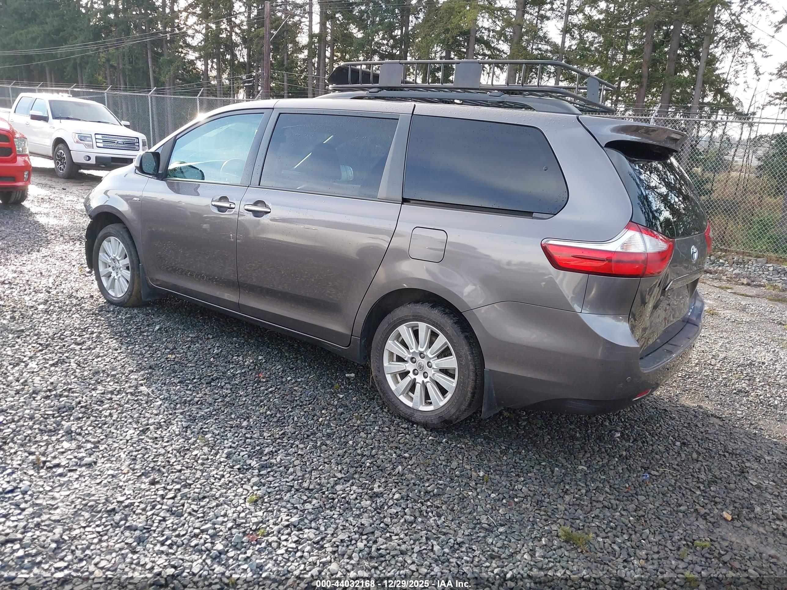 TOYOTA SIENNA image 3