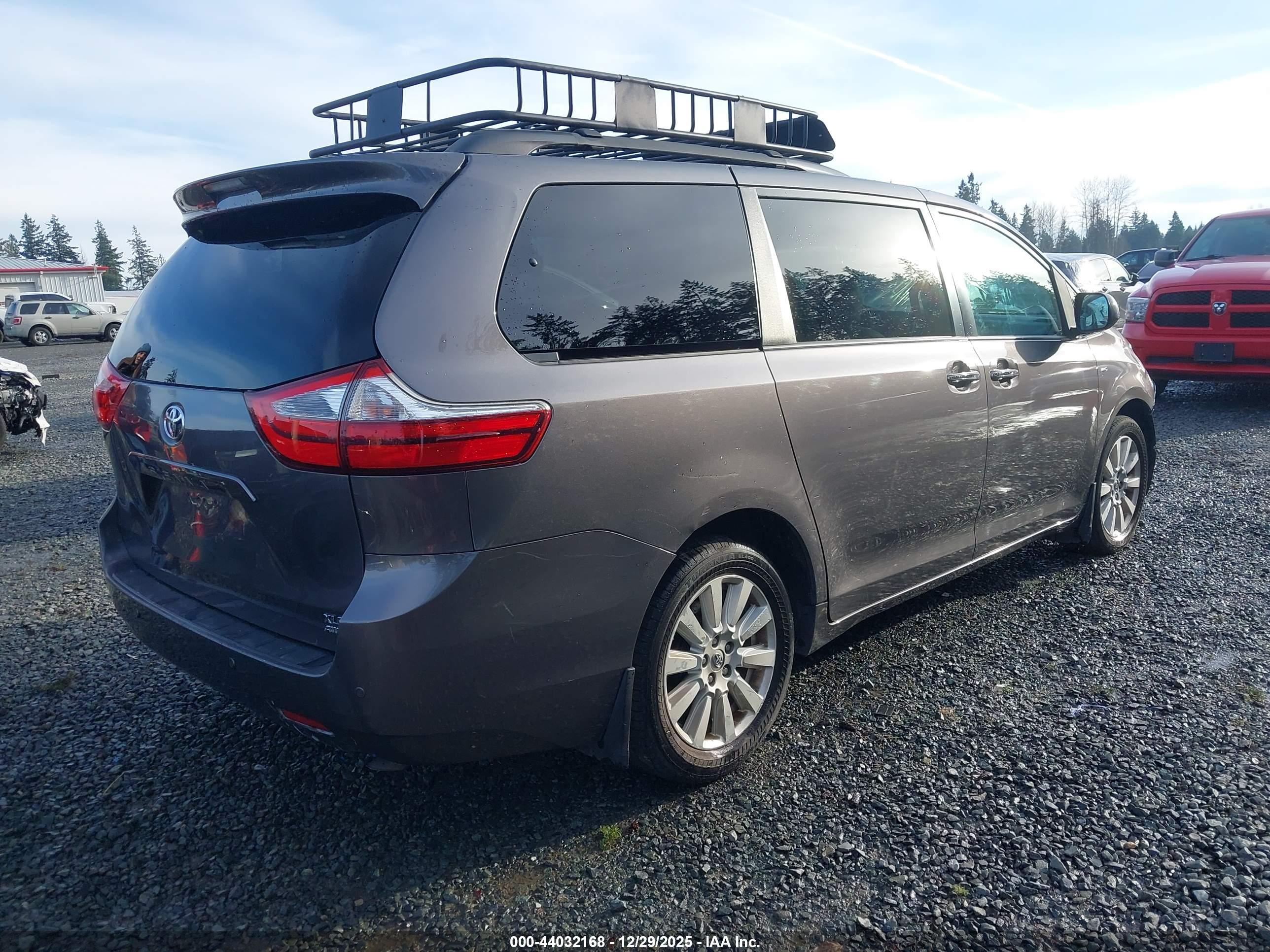 TOYOTA SIENNA image 4