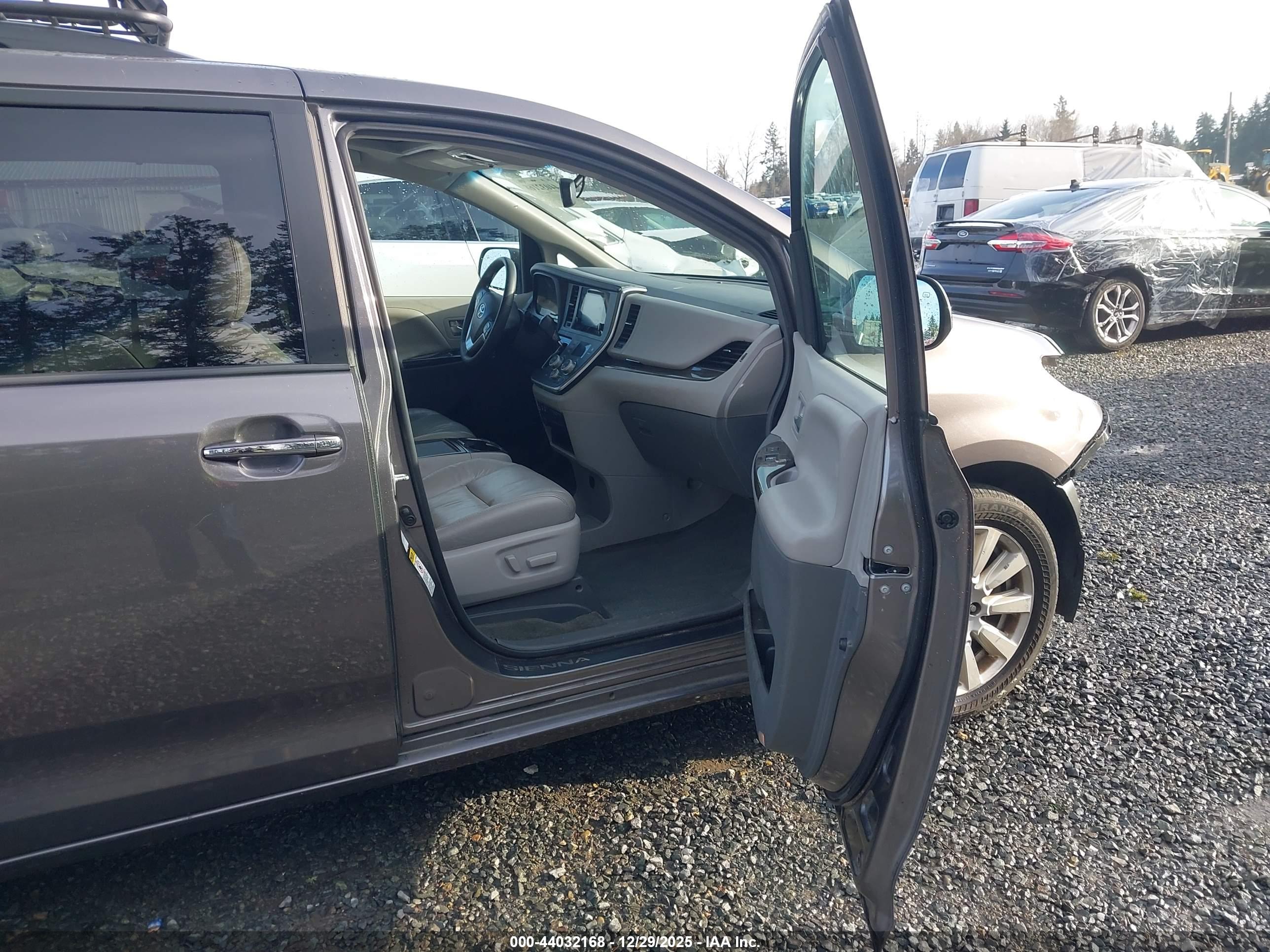 TOYOTA SIENNA image 5