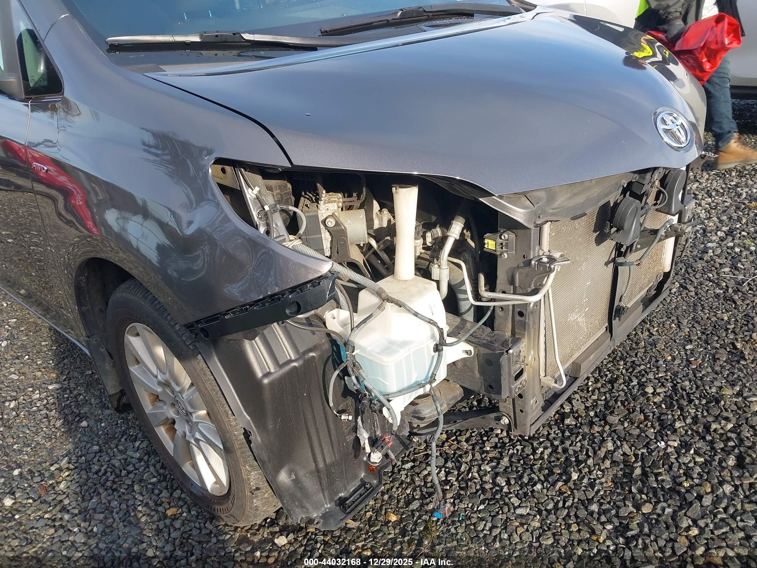 TOYOTA SIENNA image 6