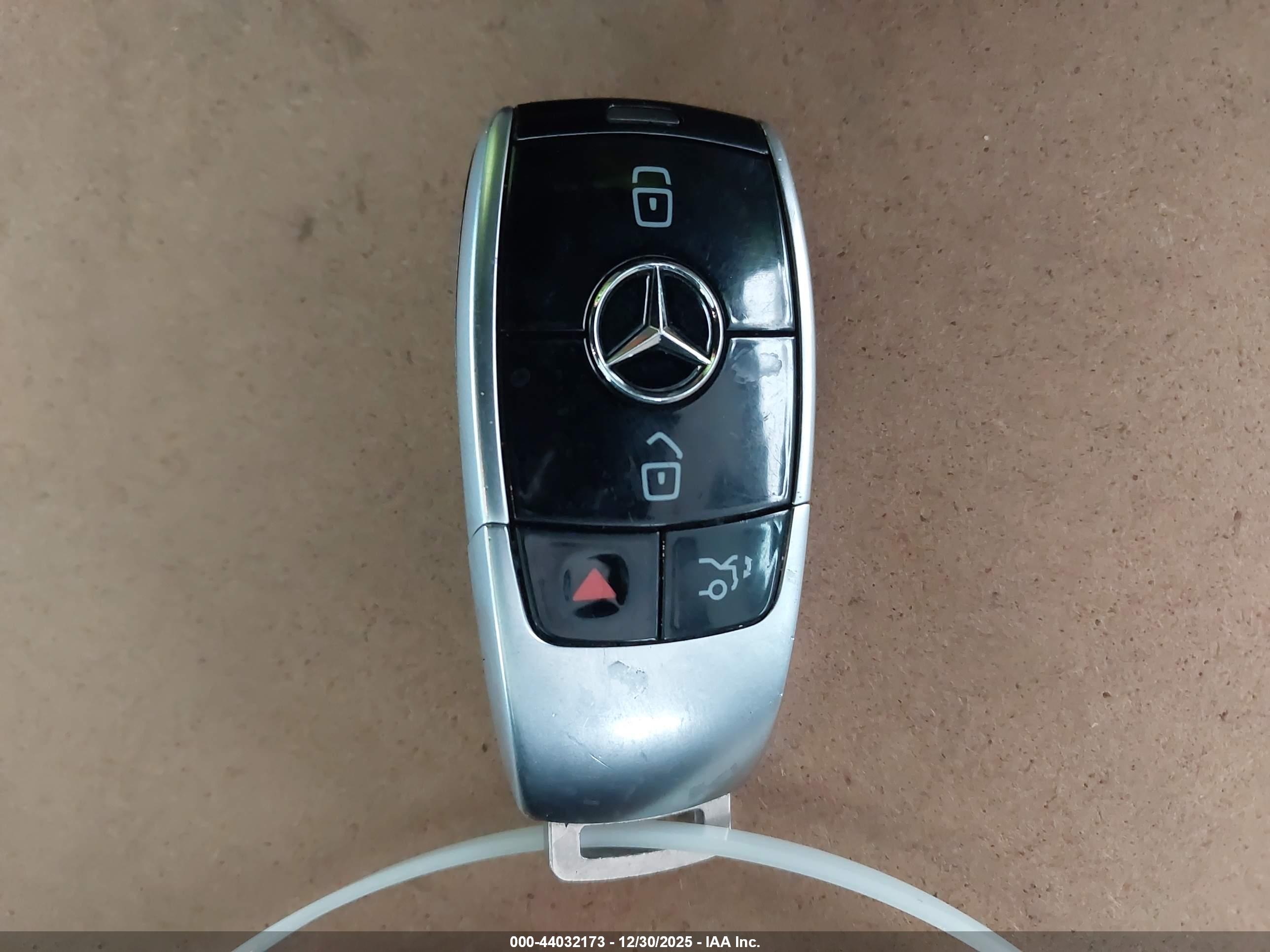 MERCEDES-BENZ E image 11