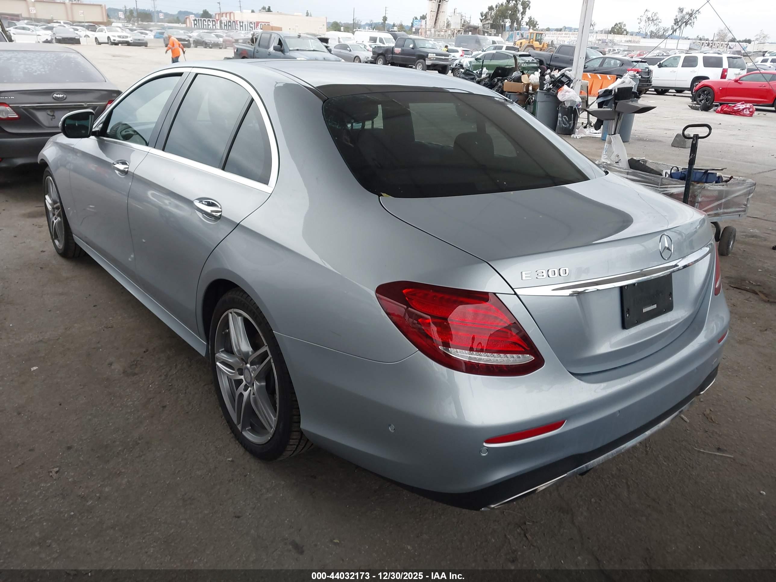 MERCEDES-BENZ E image 3