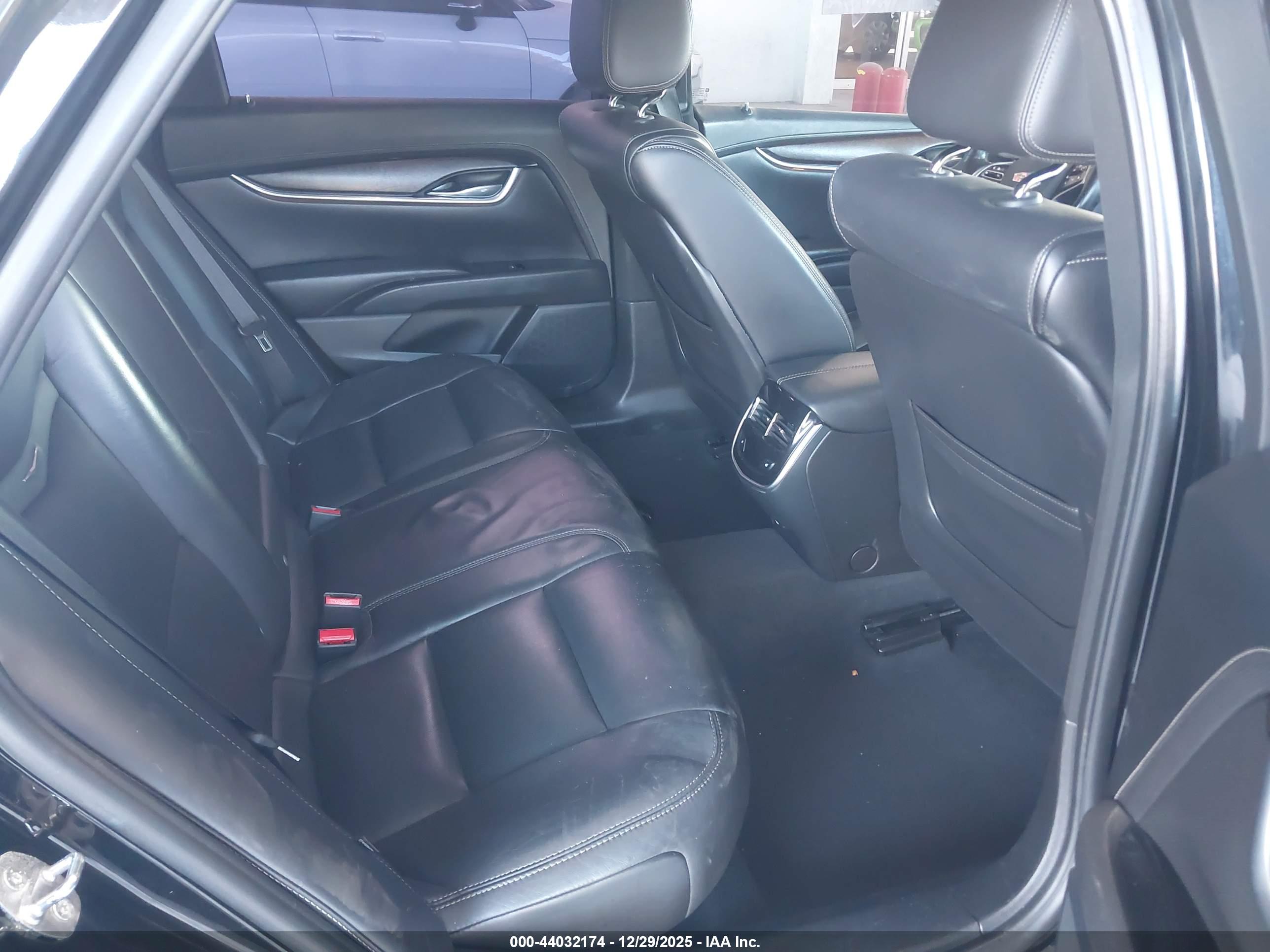 CADILLAC XTS image 8