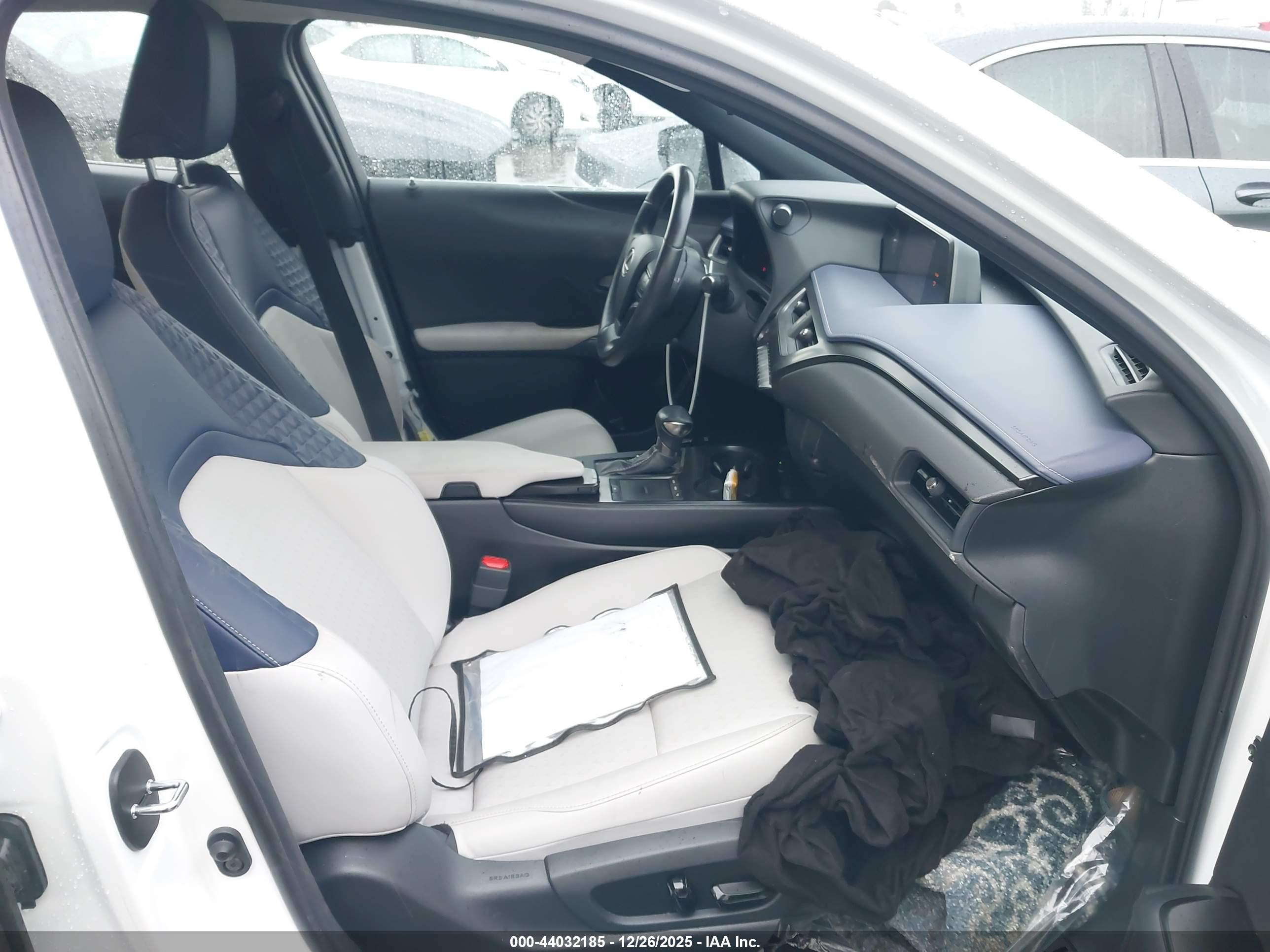 LEXUS UX image 5