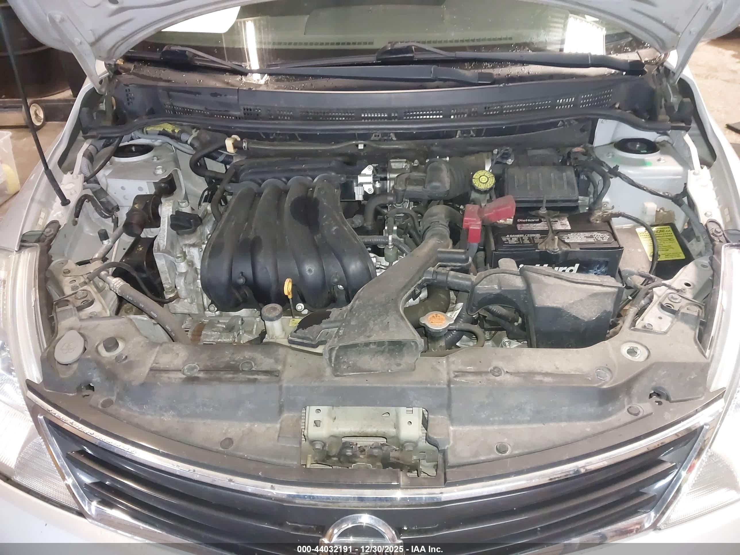 NISSAN VERSA image 10