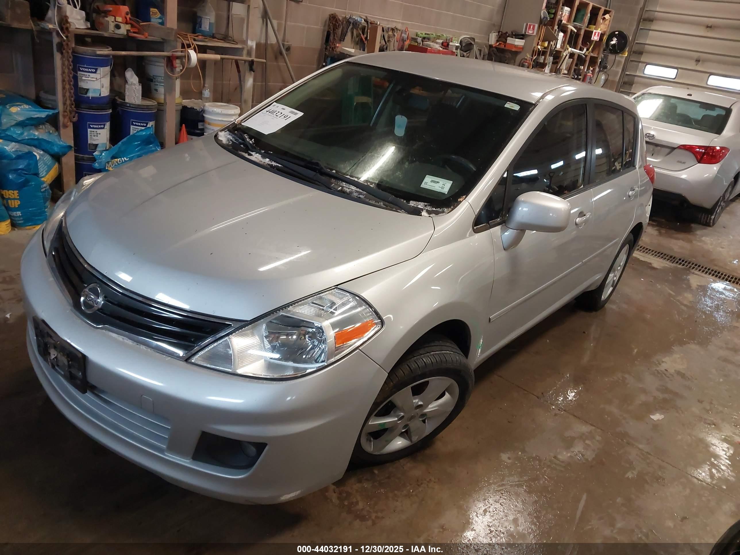 NISSAN VERSA image 2