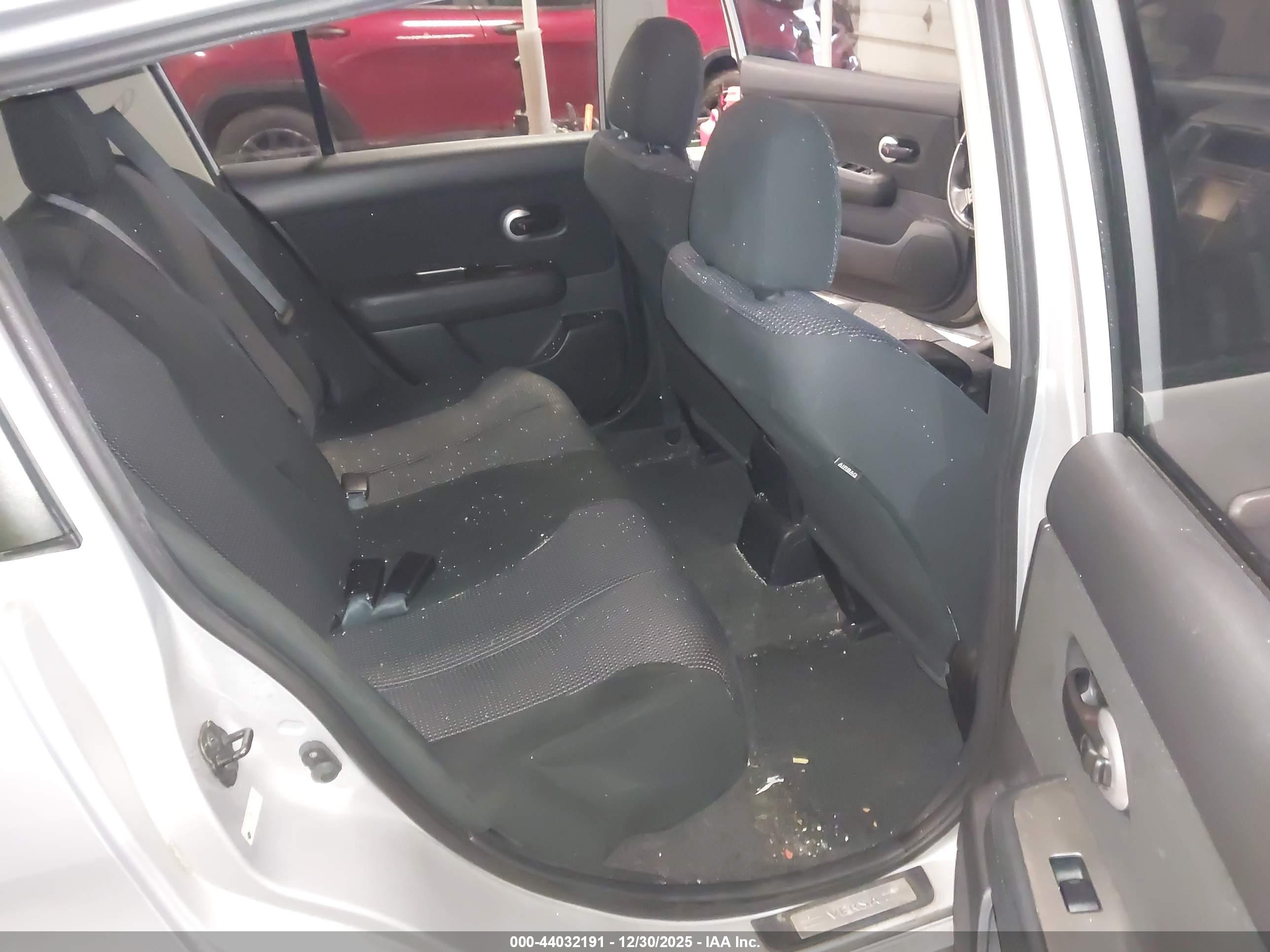 NISSAN VERSA image 8