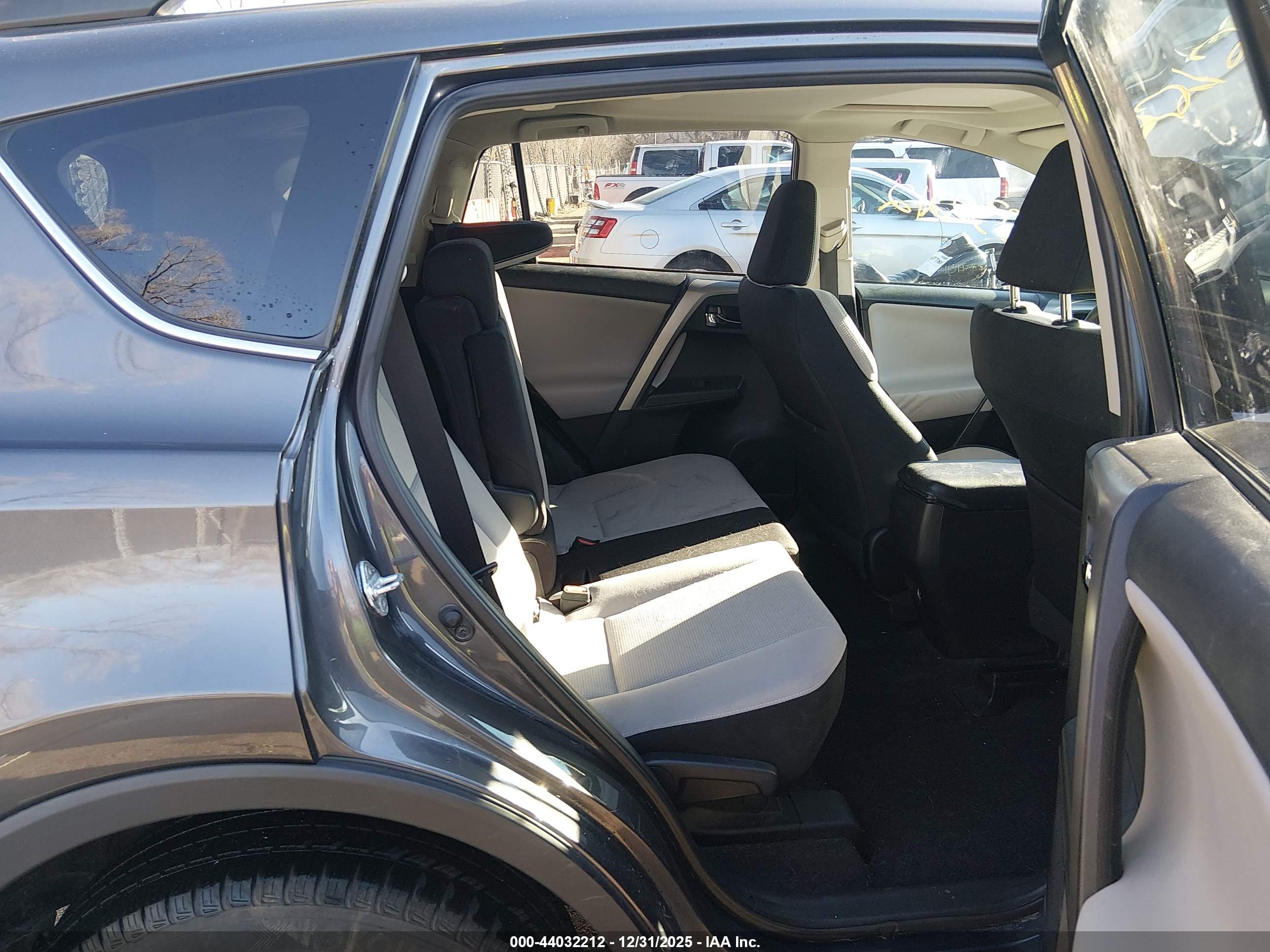 TOYOTA RAV4 image 8