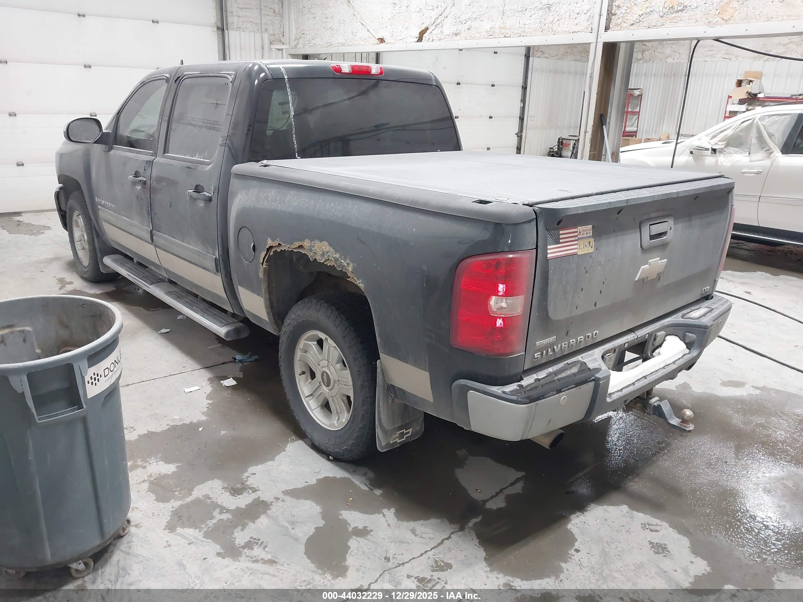 CHEVROLET SILVERADO image 3